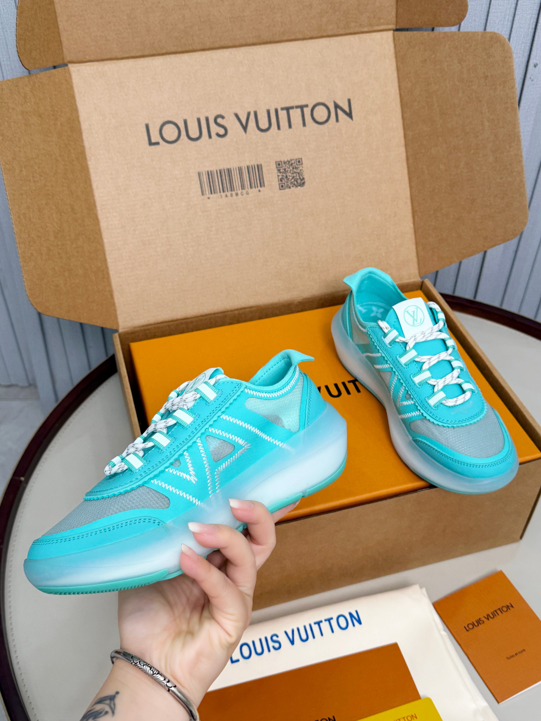 Louis Vuitton LV新推出的 Sprint运动鞋以混合科技材质制成