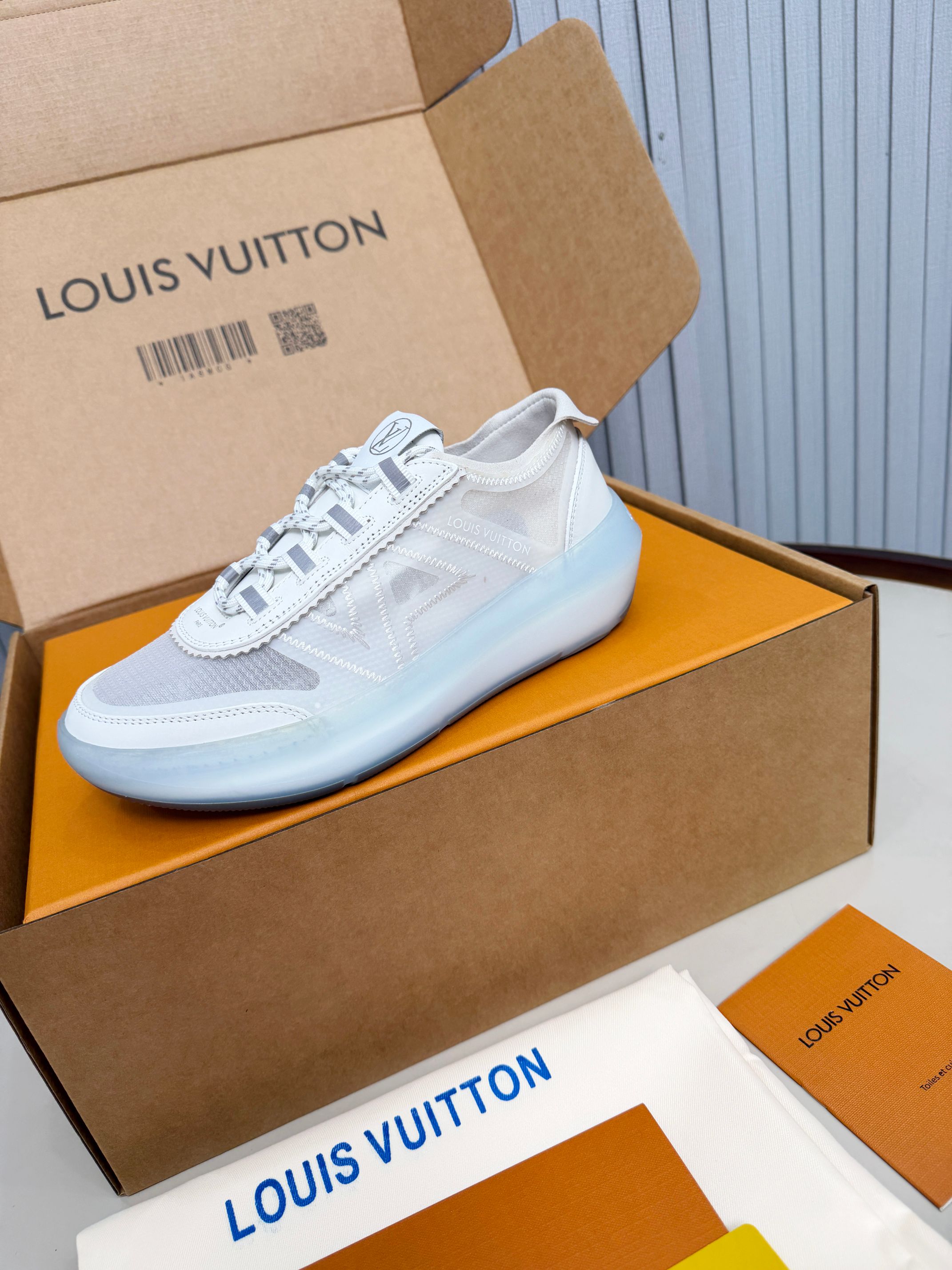 Louis Vuitton LV新推出的 Sprint运动鞋以混合科技材质制成