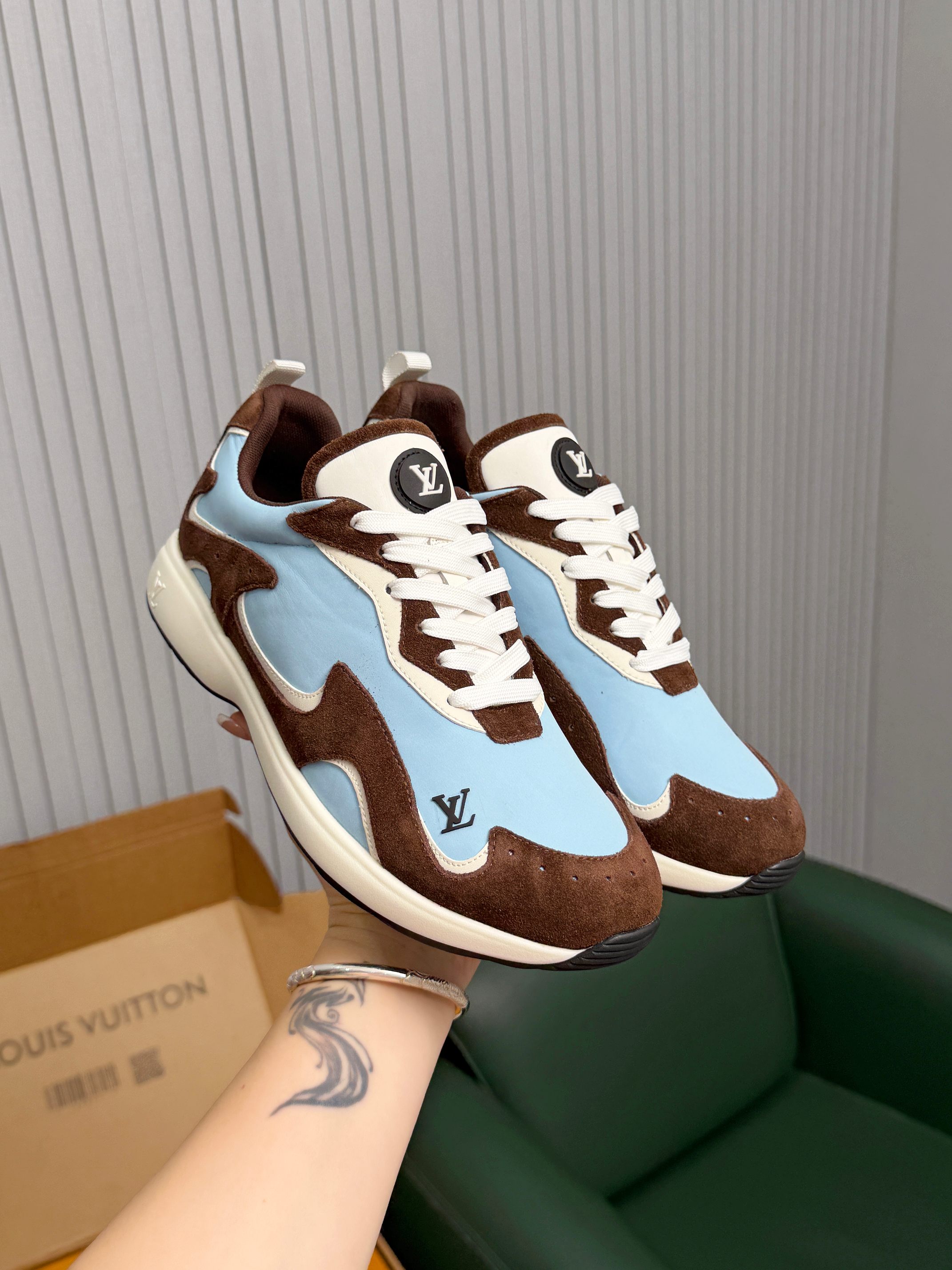 NO:853946,LV FW26 Shoes Parts The upper is made of nylon waterproof cloth and calfskin. It feels super silky to the touch and is particularly light. It has a retro and relaxed feel. It is still a clean and comfortable contrasting color combination. Under the retro sneaker silhouette, it looks quite a bit of Vibe and relaxed charm. LV FW26 shoe colors are the most Vibe texture episode.  An elegant expression attracted by the color palette. (Size 39-46, 45/46 custom-made, non-refundable).,, louis vuitton, sneakers, cowhide19860909LV FW26 Shoes Parts 鞋面由尼龙防水布和小牛皮拼接构成手感超级丝滑,且特别轻自带一种复古松弛感依旧是干净舒适的撞色搭配,复古运动鞋廓形下,看上去还颇有一些Vibe松弛神韵感LV FW26鞋履色调,最Vibe质感的一集 被调色吸引到的优雅表达.（码数39-46,45/46定做不退换）.,,louis vuitton,sneakers,cowhide,Men's shoes