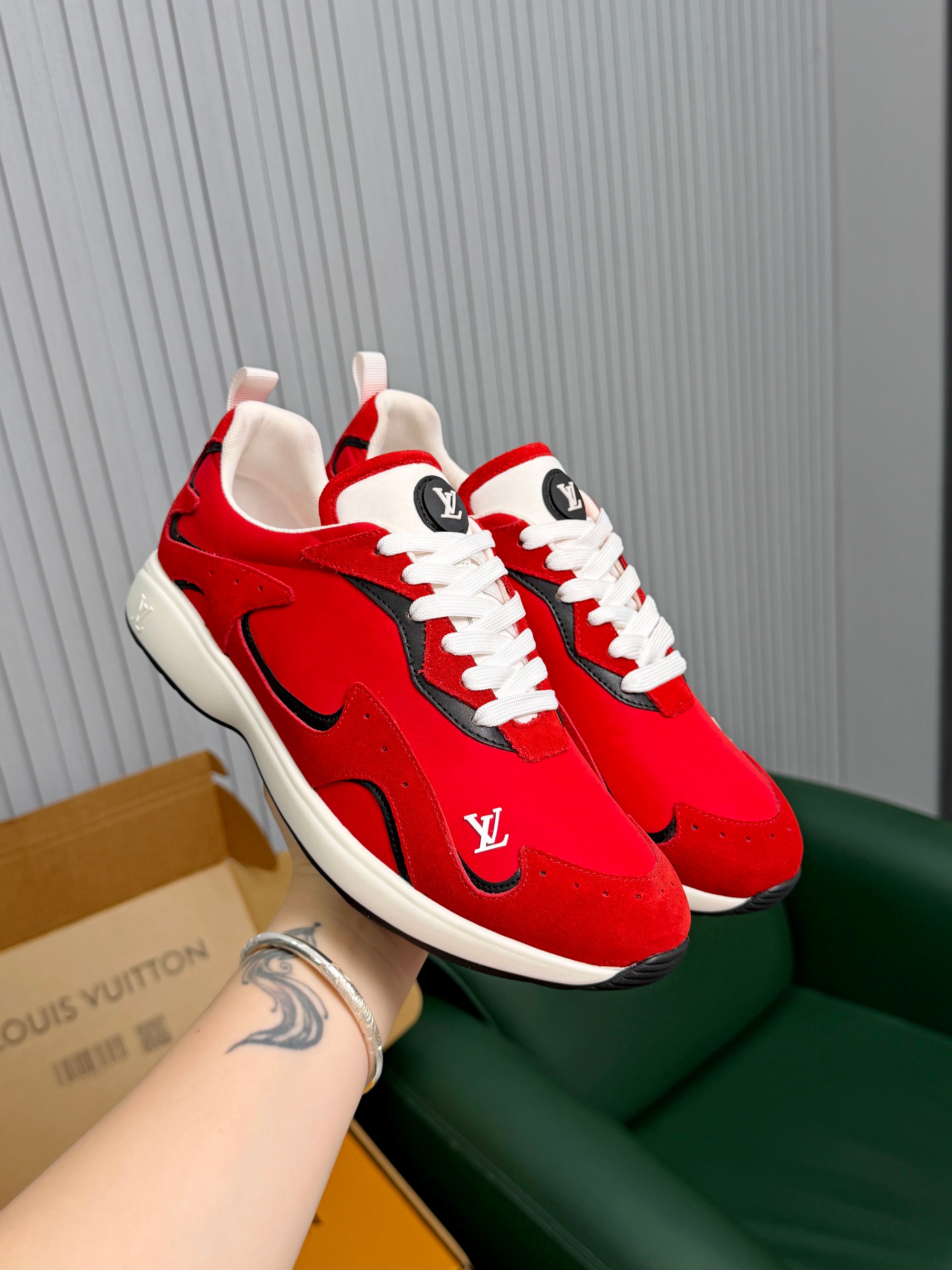 NO:853981,LV FW26 Shoes Parts The upper is made of nylon waterproof cloth and calfskin. It feels super silky to the touch and is particularly light. It has a retro and relaxed feel. It is still a clean and comfortable contrasting color combination. Under the retro sneaker silhouette, it looks quite a bit of Vibe and relaxed charm. LV FW26 shoe colors are the most Vibe texture episode.  Elegant expression attracted by color matching, men's size 39-46, (customized 45/46), louis vuitton, sneakers, cowhide19860909LV FW26 Shoes Parts 鞋面由尼龙防水布和小牛皮拼接构成手感超级丝滑,且特别轻自带一种复古松弛感依旧是干净舒适的撞色搭配,复古运动鞋廓形下,看上去还颇有一些Vibe松弛神韵感LV FW26鞋履色调,最Vibe质感的一集 被调色吸引到的优雅表达,码数男款39-46,（45/46定做）,,louis vuitton,sneakers,cowhide,Men's shoes