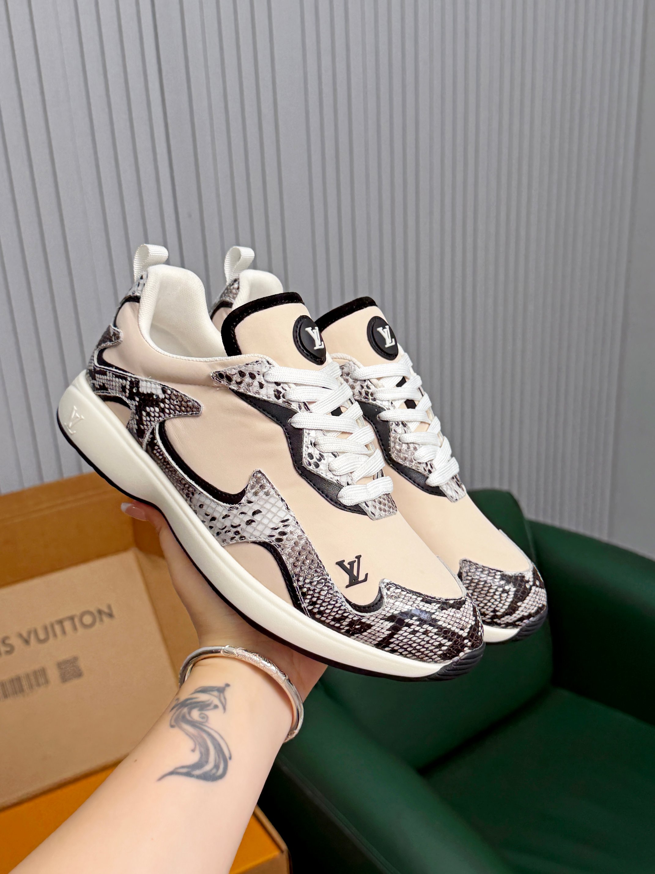 NO:853969,LV FW26 Shoes Parts The upper is made of nylon waterproof cloth and calfskin. It feels super silky to the touch and is particularly light. It has a retro and relaxed feel. It is still a clean and comfortable contrasting color combination. Under the retro sneaker silhouette, it looks quite a bit of Vibe and relaxed charm. LV FW26 shoe colors are the most Vibe texture episode.  An elegant expression attracted by the color palette. (size 39-46, 45/46 custom-made, non-refundable),, louis vuitton, sneakers, cowhide19860909LV FW26 Shoes Parts 鞋面由尼龙防水布和小牛皮拼接构成手感超级丝滑,且特别轻自带一种复古松弛感依旧是干净舒适的撞色搭配,复古运动鞋廓形下,看上去还颇有一些Vibe松弛神韵感LV FW26鞋履色调,最Vibe质感的一集 被调色吸引到的优雅表达.（码数39-46,45/46定做不退换）,,louis vuitton,sneakers,cowhide,Men's shoes