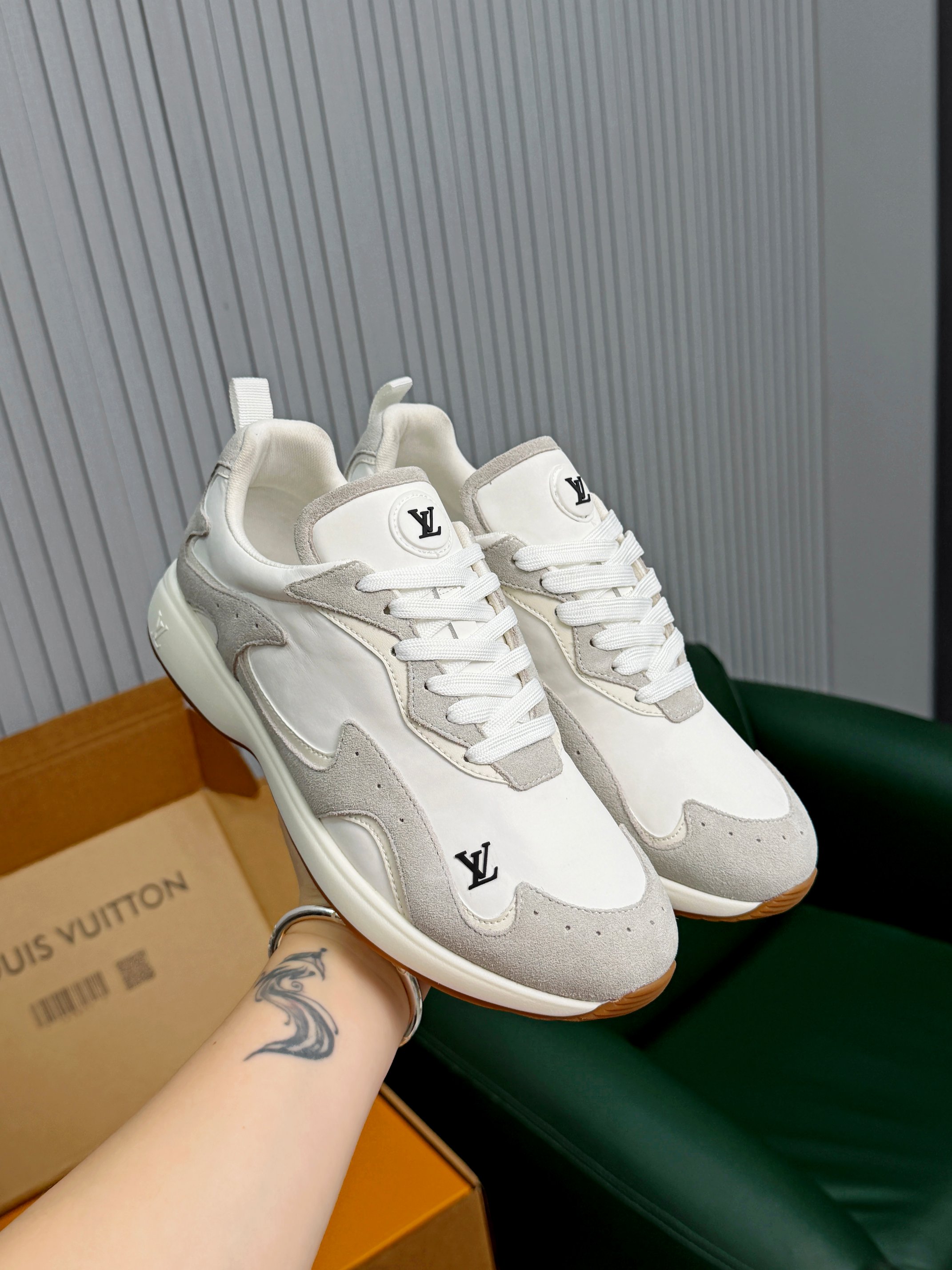 NO:853957,LV FW26 Shoes Parts The upper is made of nylon waterproof cloth and calfskin. It feels super silky to the touch and is particularly light. It has a retro and relaxed feel. It is still a clean and comfortable contrasting color combination. Under the retro sneaker silhouette, it looks quite a bit of Vibe and relaxed charm. LV FW26 shoe colors are the most Vibe texture episode.  The elegant expression attracted by the color palette (size 39-46, 45/46 custom-made, non-refundable),, louis vuitton, sneakers, cowhide19860909LV FW26 Shoes Parts 鞋面由尼龙防水布和小牛皮拼接构成手感超级丝滑,且特别轻自带一种复古松弛感依旧是干净舒适的撞色搭配,复古运动鞋廓形下,看上去还颇有一些Vibe松弛神韵感LV FW26鞋履色调,最Vibe质感的一集 被调色吸引到的优雅表达（码数39-46,45/46定做不退换）,,louis vuitton,sneakers,cowhide,Men's shoes