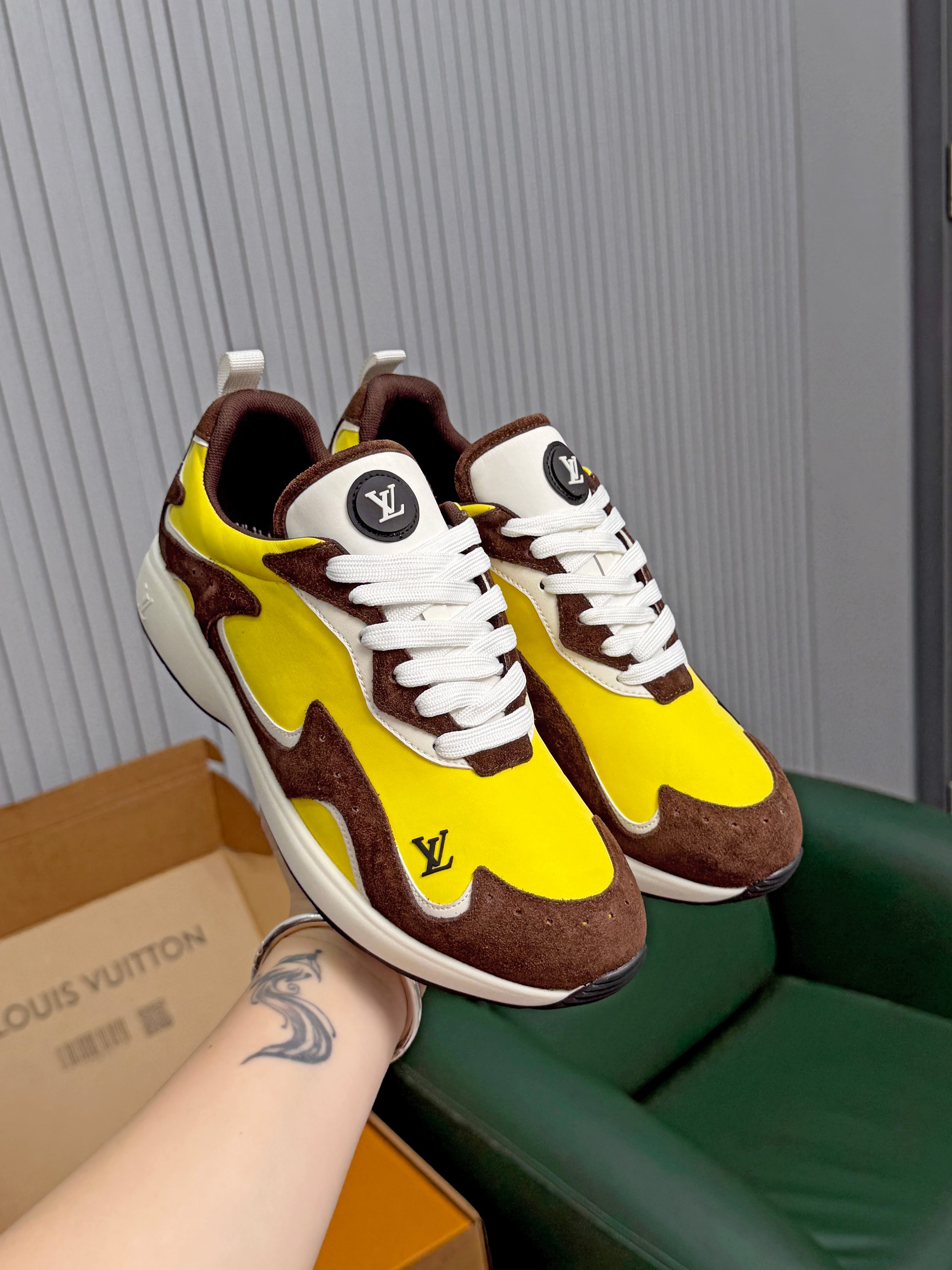 NO:887443,LV FW26 Shoes Parts The upper is made of nylon waterproof cloth and calfskin. It feels super silky to the touch and is particularly light. It has a retro and relaxed feel. It is still clean and comfortable with contrasting colors. Under the silhouette of retro sports shoes, it still looks quite a bit of Vibe and relaxed charm. LV FW26 shoe color, the most Vibe texture episode. The elegant expression attracted by the color matching. Size: 39-45.,, Louis  vuitton,sneakers,cowhide19860909LV FW26 Shoes Parts 鞋面由尼龙防水布和小牛皮拼接构成手感超级丝滑,且特别轻自带一种复古松弛感依旧是干净舒适的撞色搭配,复古运动鞋廓形下,看上去还颇有一些Vibe松弛神韵感LV FW26鞋履色调,最Vibe质感的一集 被调色吸引到的优雅表达 码数:39-45.,,louis vuitton,sneakers,cowhide,Men's shoes