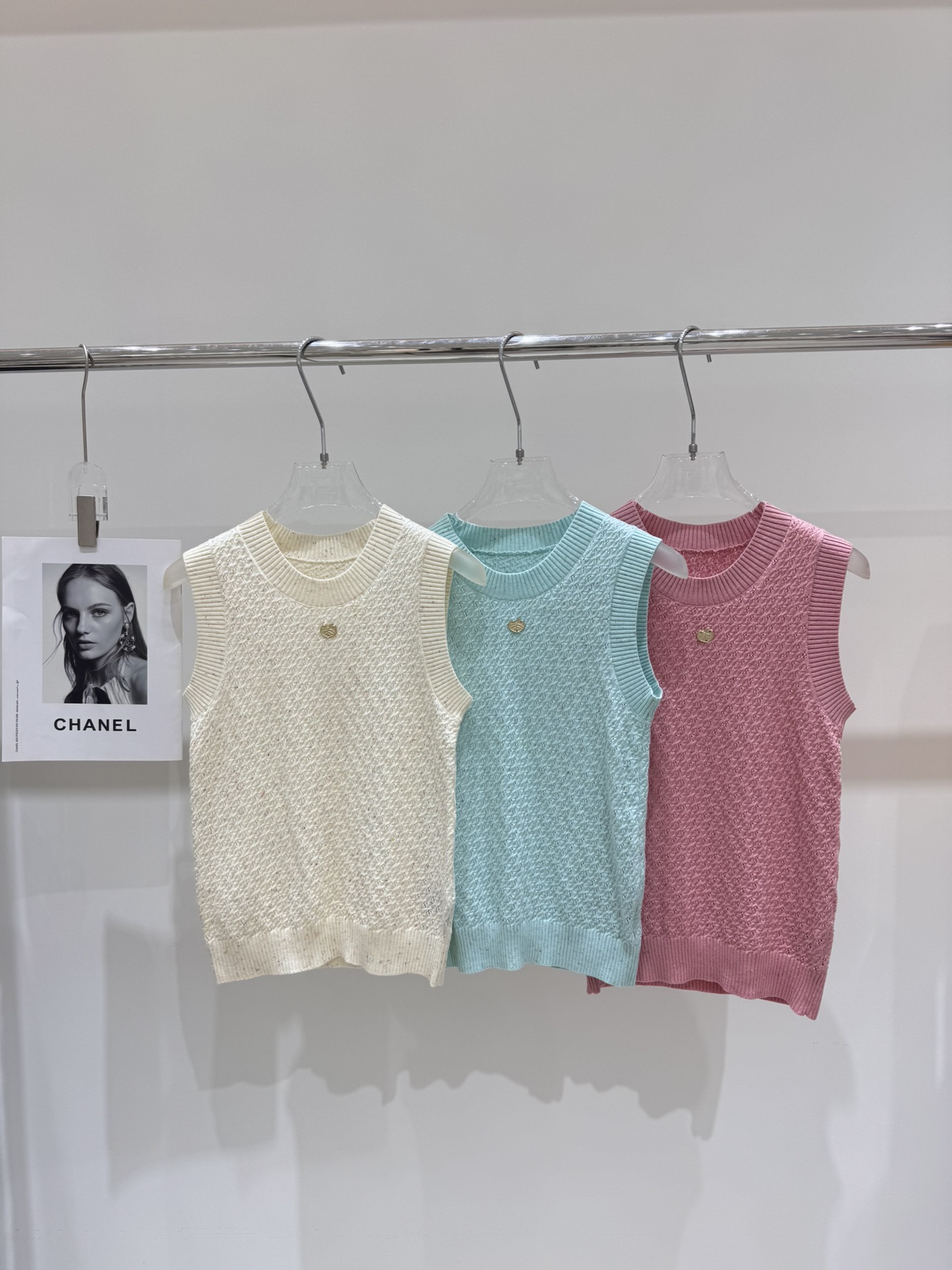 NO:450340,Real photos New Chane* Twist hook flower interspersed with colorful knitted thread chest small-label knitted vest, chanel, alexander wang19860909实拍图 新款chane*麻花钩花穿插彩色织线胸前小标针织背心,,chanel,alexander wang,Women's clothing