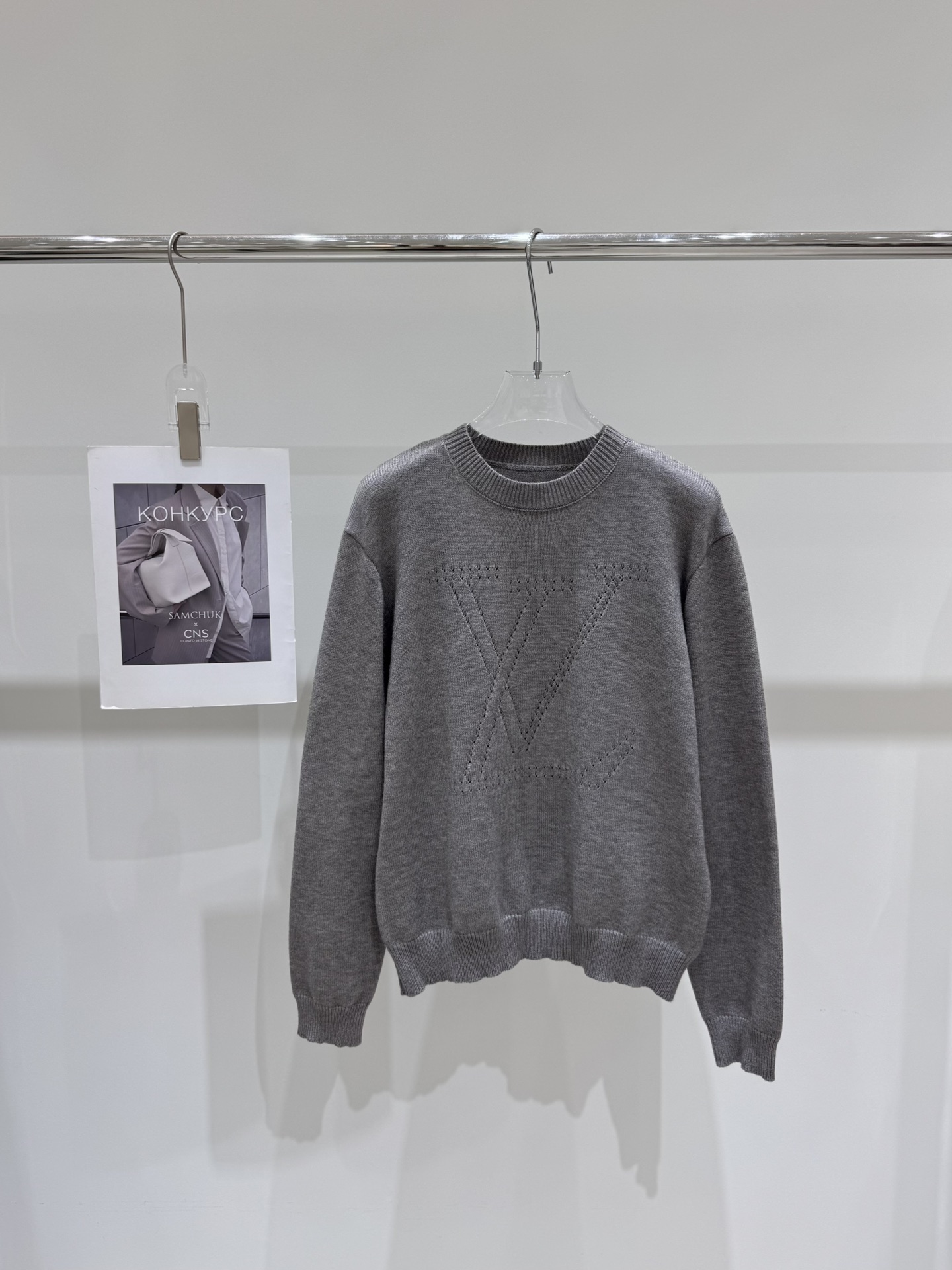 NO:454458,Real photos LV early autumn new style of chest hole hollow letters large logo solid color knitted sleeve, louis vuitton, alexander wang19860909实拍图 LV 早秋新款胸前挑孔镂空字母大logo纯色针织套头,,louis vuitton,alexander wang,Women's clothing