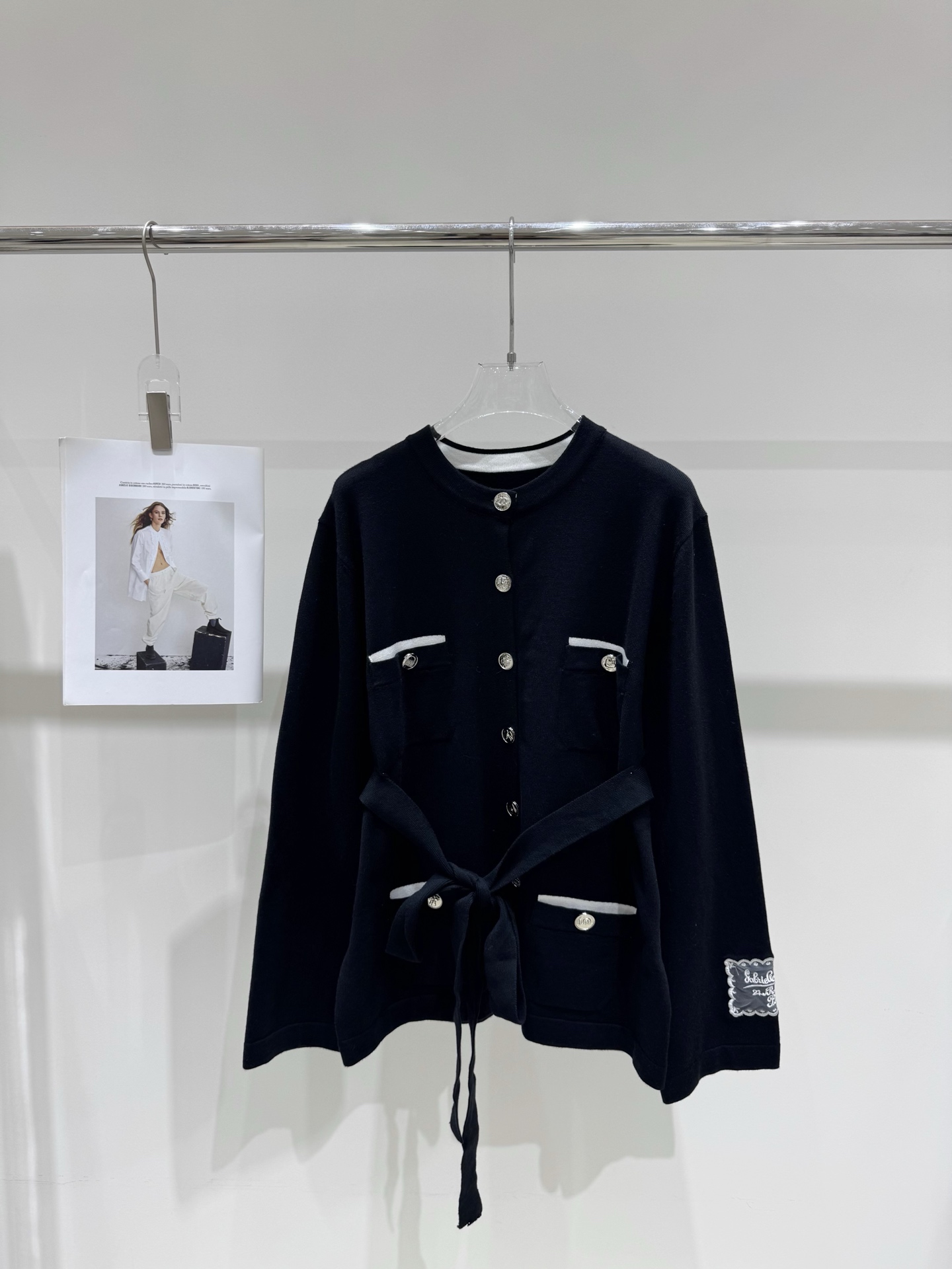 NO:465866,Real photos New Chane* Xiaoxiang style double C contrast belt round neck logo embroidered knit cardigan, chanel, alexander wang19860909实拍图 新款Chane* 小香风双C撞色腰带圆领徽标刺绣针织开衫,,chanel,alexander wang,Women's clothing