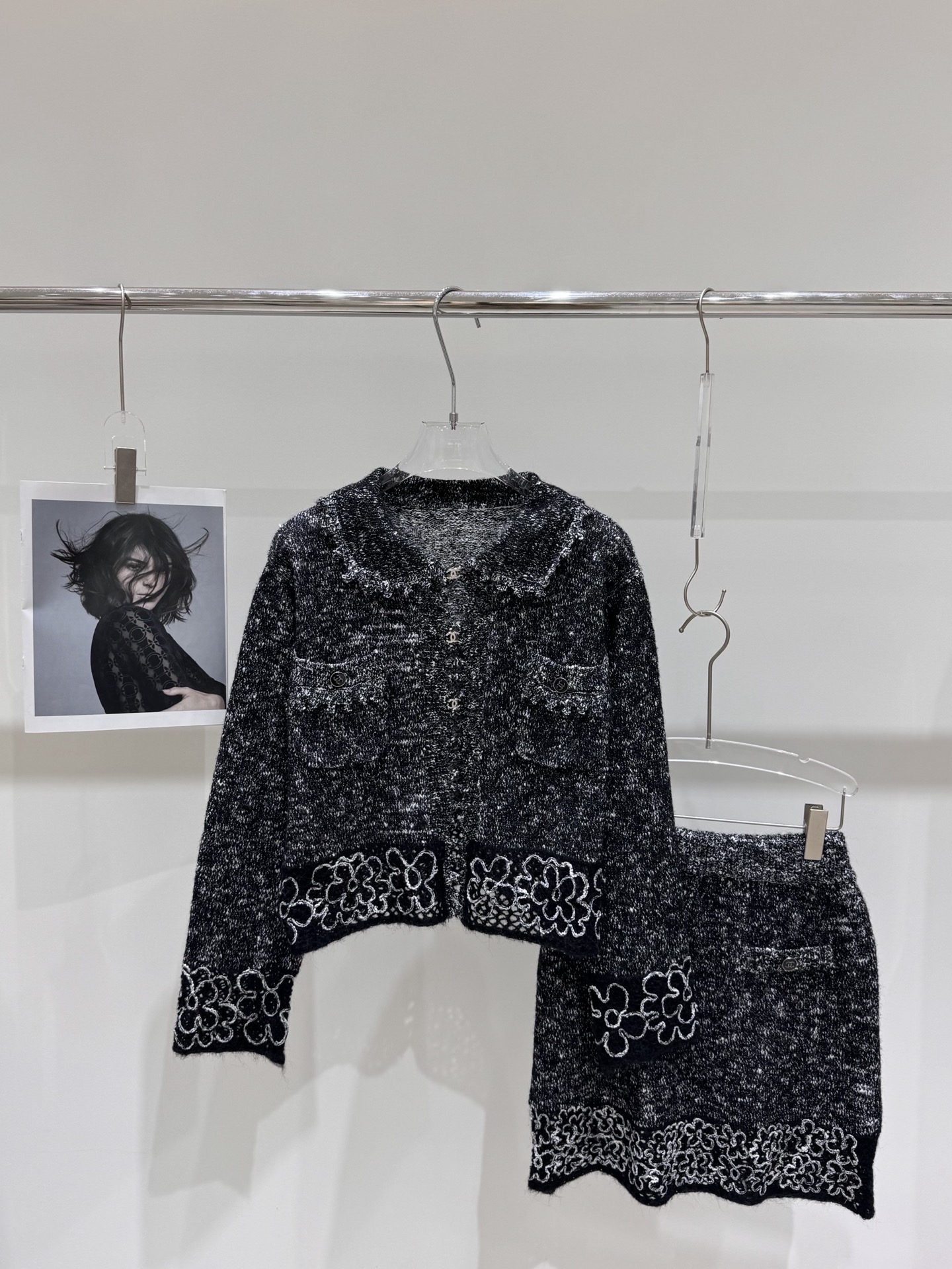 NO:495658,Real photos Chane's newest French hand-embroidered heavy-work flower hollow lace short cardigan + high-waisted skirt, chanel, skirts, alexander wang19860909实拍图 Chane*新款法式手工刺绣重工花朵镂空蕾丝短款开衫+高腰半身裙,,chanel,skirts,alexander wang,Women's clothing