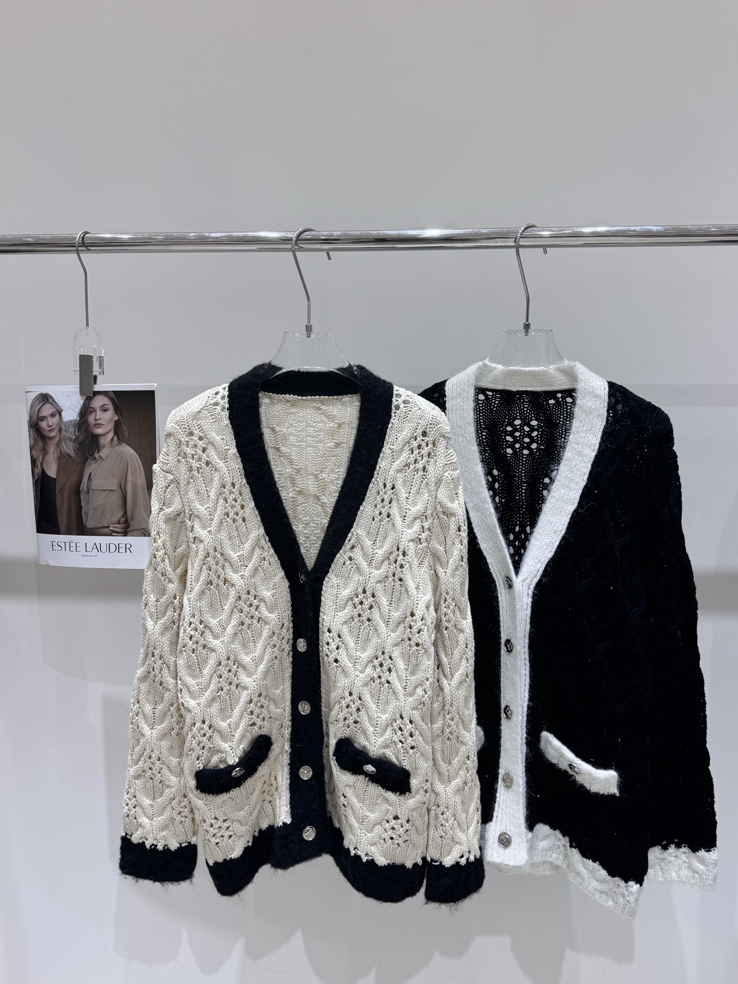 NO:495619,Real photos New Chane* Xiaoxiangfeng Double C Letter Metal Buckle Contrast V-neck Knit Cardigan, Chanel, Alexander wang19860909实拍图 新款Chane* 小香风双C字母金属扣撞色V领针织开衫,,chanel,alexander wang,Women's clothing