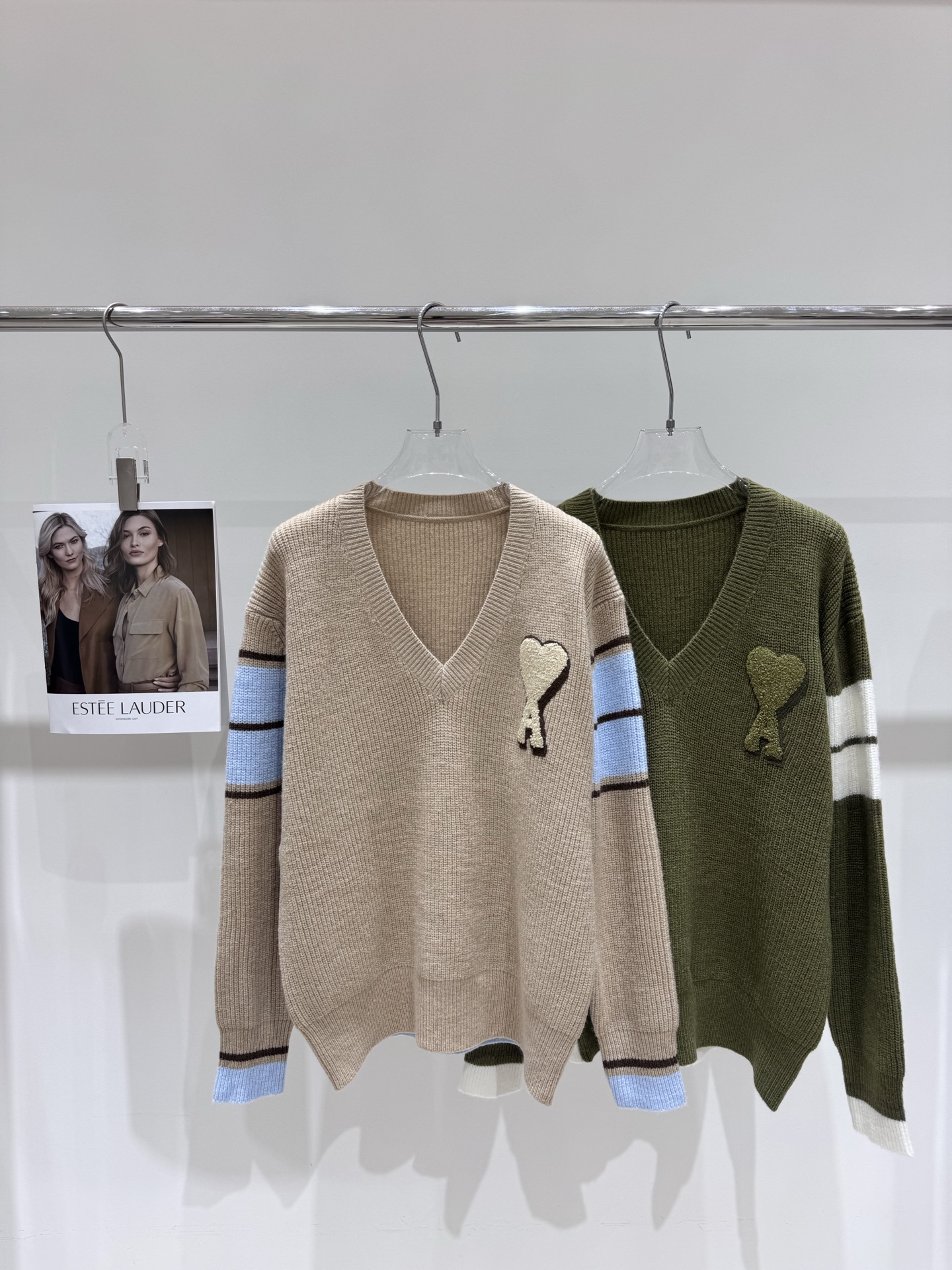 NO:495627,Real photos New Ami Pari* men and women same style college style contrasting V-neck knitted long sleeves, alexander wang19860909实拍图 新款Ami Pari*男女同款学院风撞色V领针织长袖,,alexander wang,Women's clothing