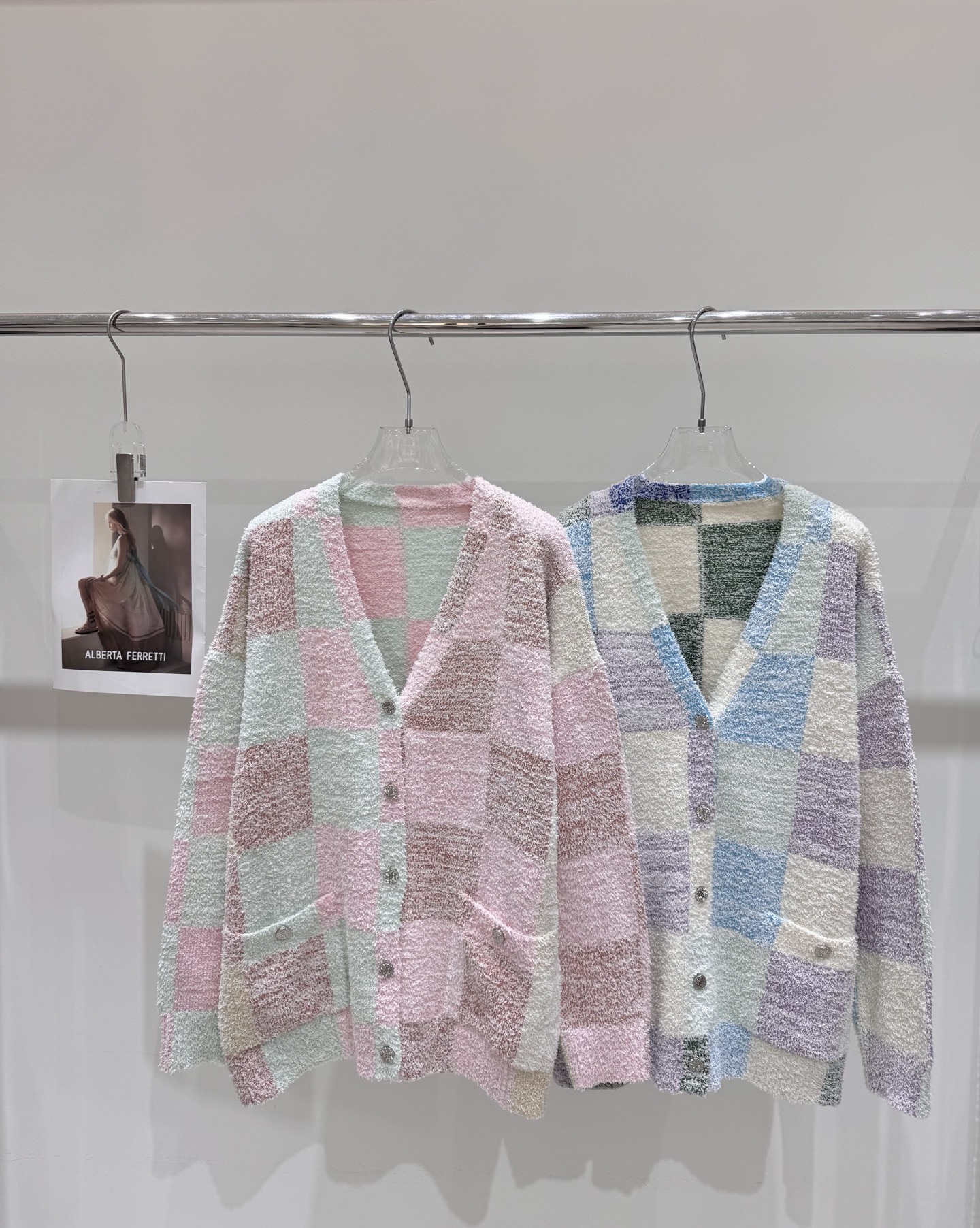 NO:508291,Real photos New CHANE* double C letter hardware buckle gradient plaid V-neck knitted cardigan, chanel, alexander wang19860909实拍图 新款CHANE*双C字母五金扣渐变格纹V领针织开衫,,chanel,alexander wang,Women's clothing