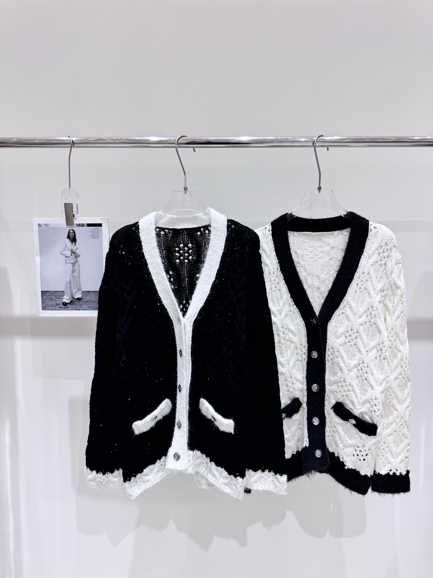 NO:508301,Real photo of the new Chane* Xiaoxiang style double C letter metal buckle contrasting color V-neck knitted cardigan, chanel, alexander wang19860909实拍图新款Chane* 小香风双C字母金属扣撞色V领针织开衫,,chanel,alexander wang,Women's clothing