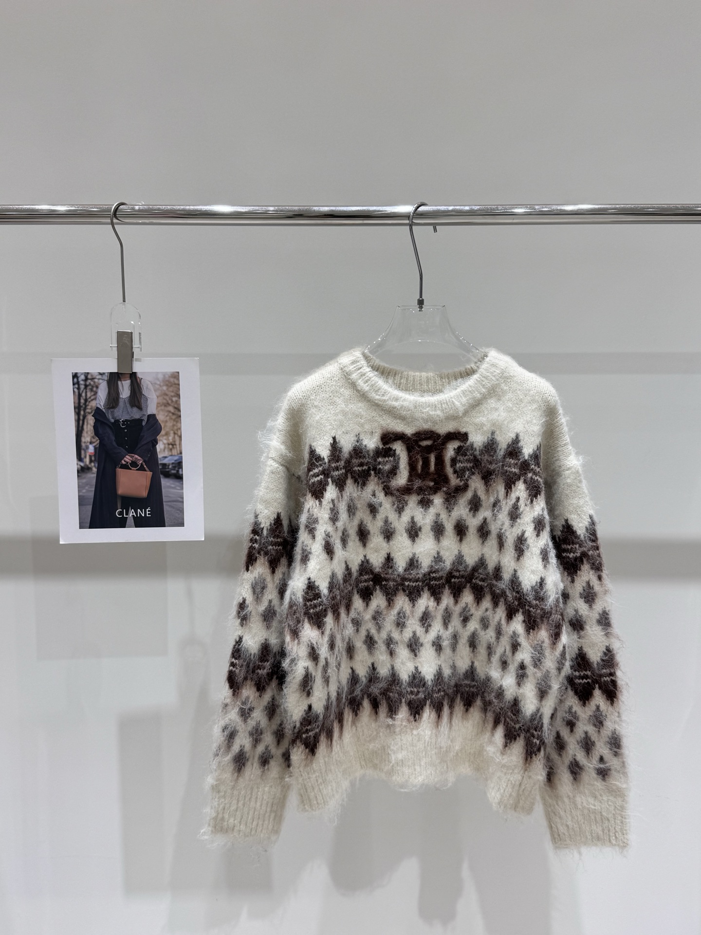 NO:561355,Actual pictures of the new Celin* Arc de Triomphe embroidered rhombus wave pattern brushed pullover,,celine,alexander wang19860909实拍图新款Celin*凯旋门刺绣菱形波浪纹拉毛套头衫,,celine,alexander wang,Women's clothing