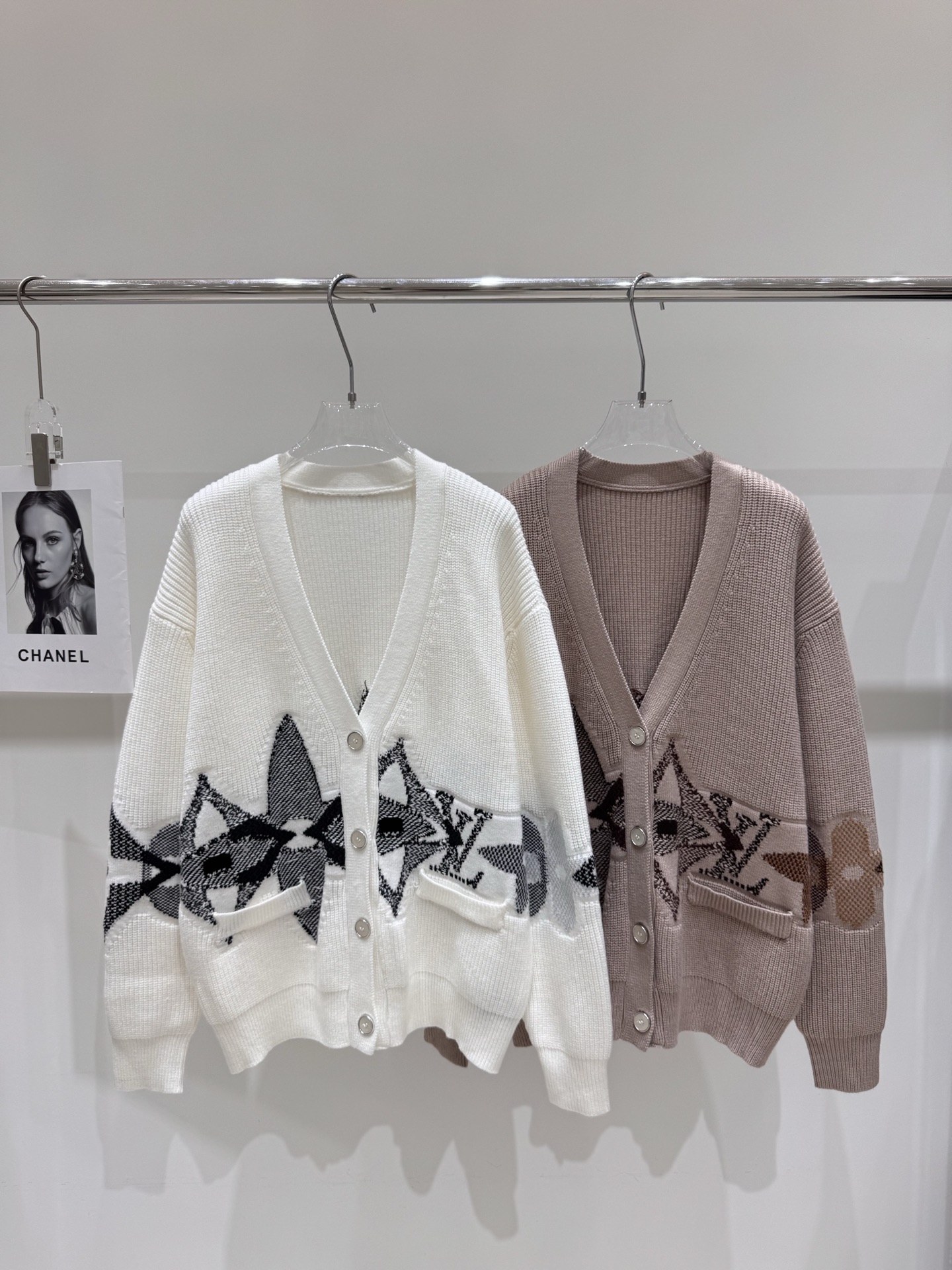 NO:576449,Actual pictures of the new LV* unisex four-leaf clover intarsia knitted cardigan, Louis Vuitton, Alexander Wang19860909实拍图 新款LV*男女同款四叶草嵌花针织开衫,,louis vuitton,alexander wang,Women's clothing