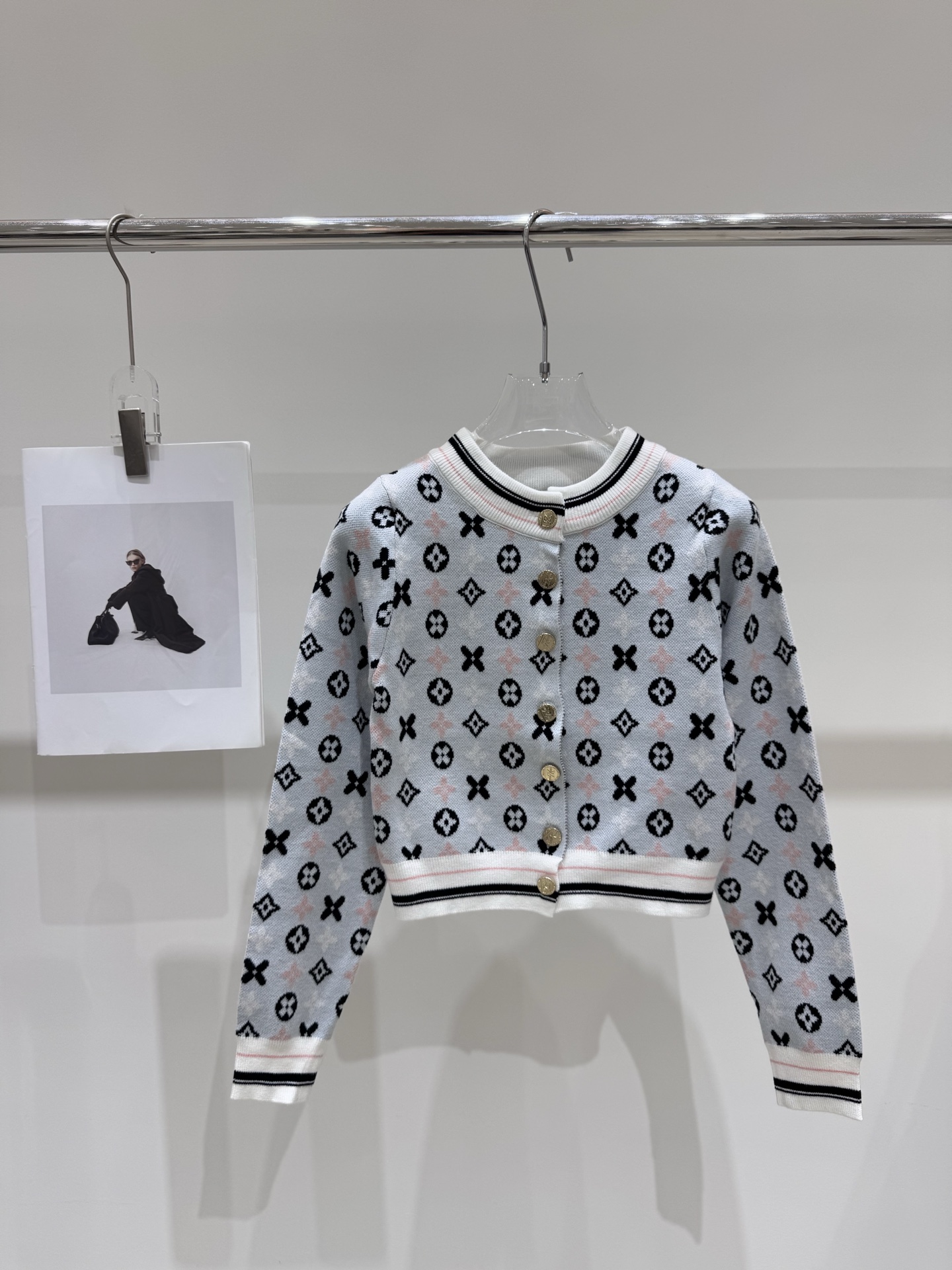NO:610033,Actual pictures of the new LV* presbyopic contrast jacquard short knitted jacket,,louis vuitton,jackets & coats,alexander wang19860909实拍图新款LV*老花撞色提花短款针织外套,,louis vuitton,jackets & coats,alexander wang,Women's clothing