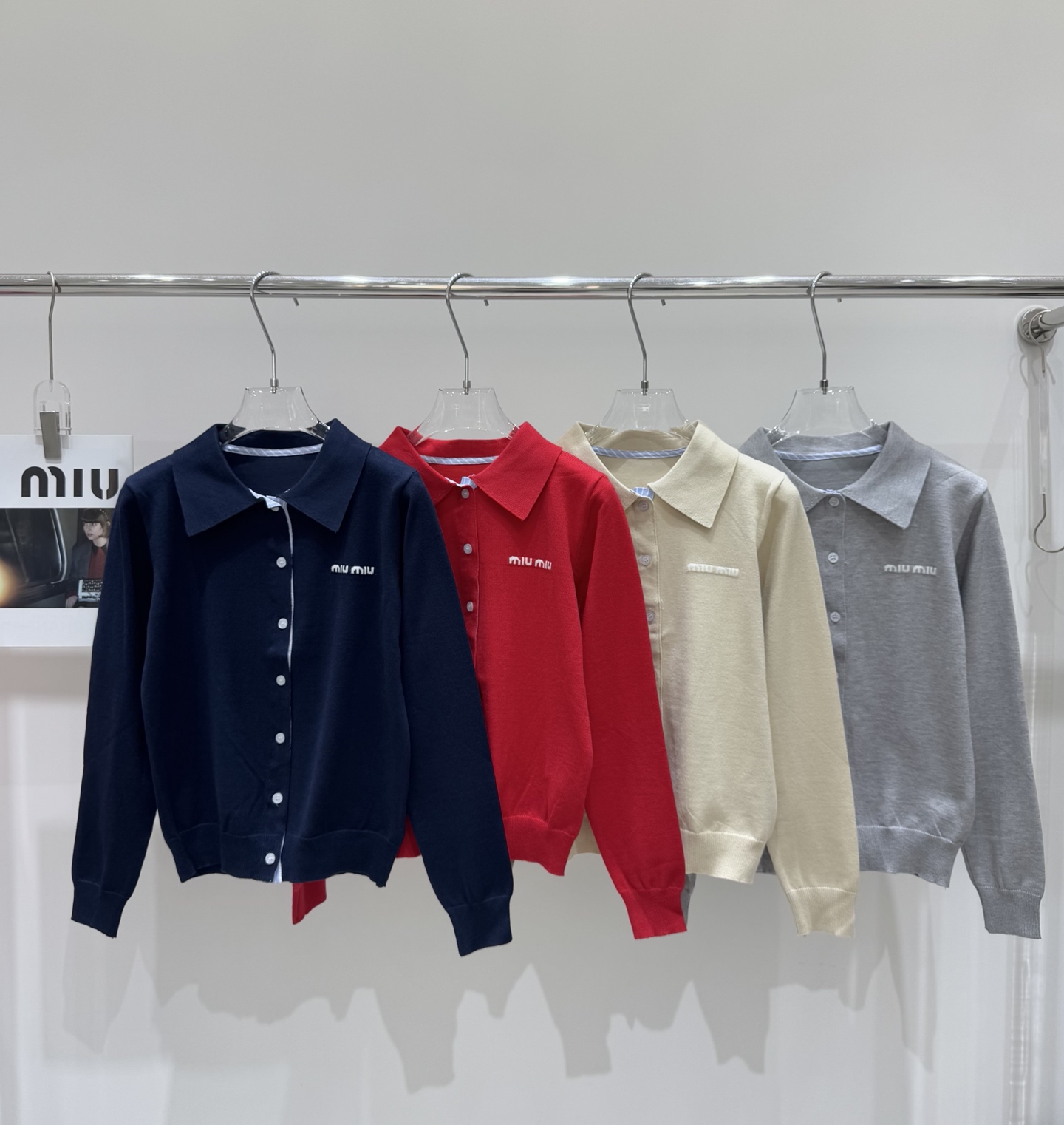 NO:610023,Real photos of the new Miu mi* letter jacquard striped lining lapel knitted cardigan,,miumiu,alexander wang19860909实拍图新款Miu mi*字母提花拼条纹里布翻领针织开衫,,miumiu,alexander wang,Women's clothing