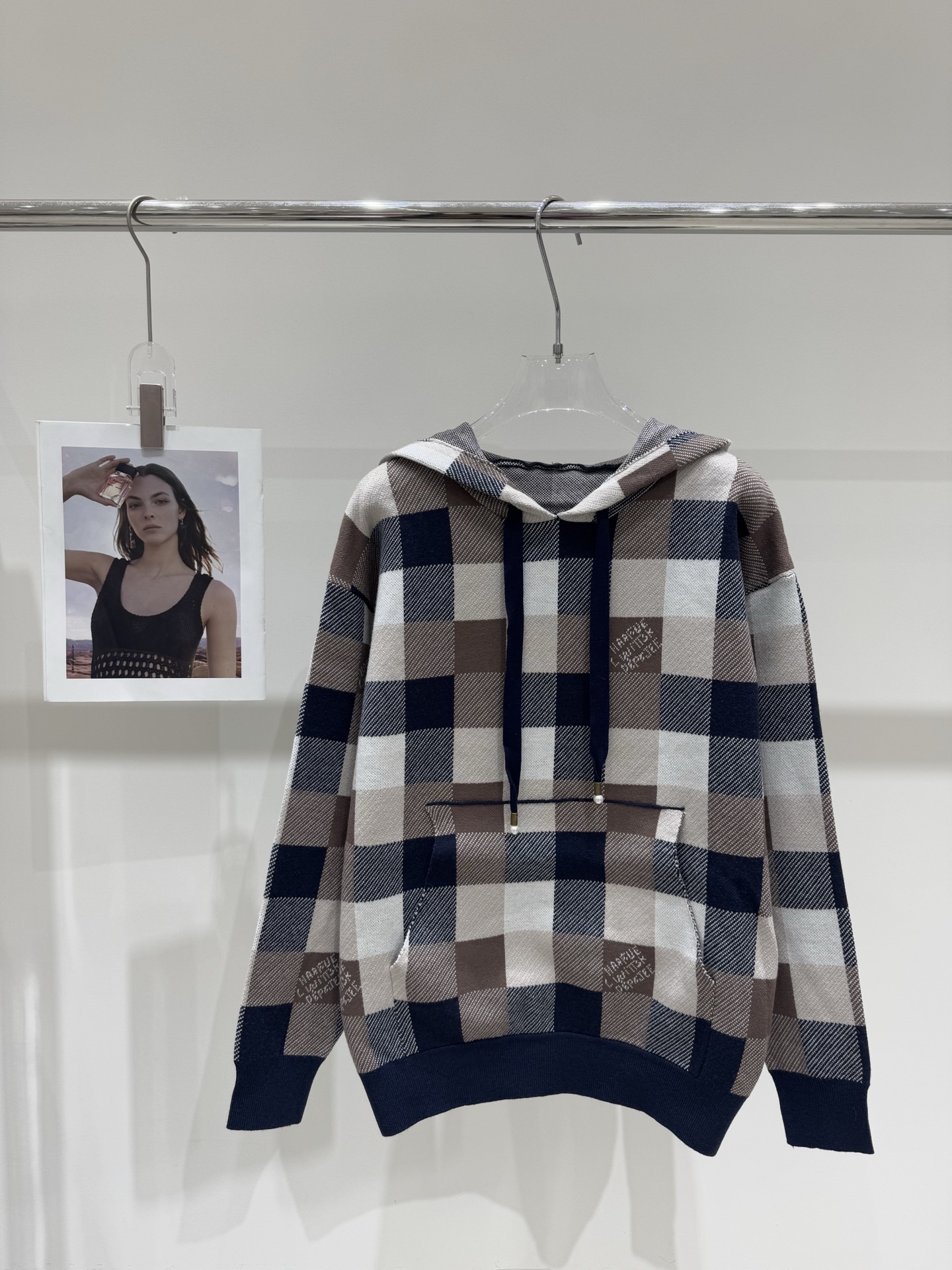 NO:610031,Actual pictures of the new LV color-blocked rhombus tie rope metal logo hooded pullover,,louis vuitton,hats,alexander wang19860909实拍图新款LV拼色菱格绑绳金属logo连帽套头,,louis vuitton,hats,alexander wang,Women's clothing