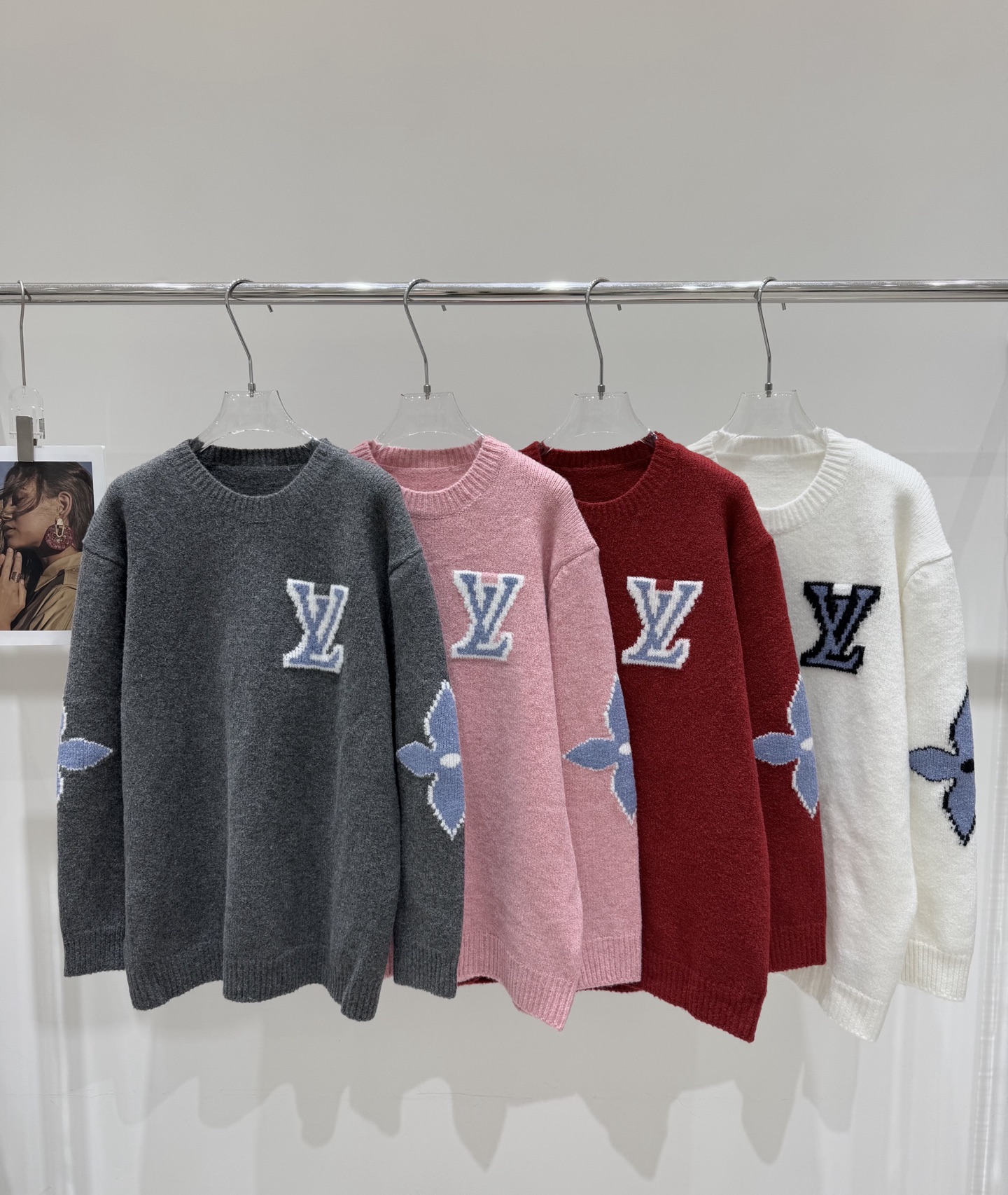 NO:610021,Actual pictures of the new LV* classic letter back four-leaf clover jacquard pullover sweater, louis vuitton, sweaters, alexander wang19860909实拍图新款LV*经典字母后背四叶草提花套头毛衣,,louis vuitton,sweaters,alexander wang,Women's clothing