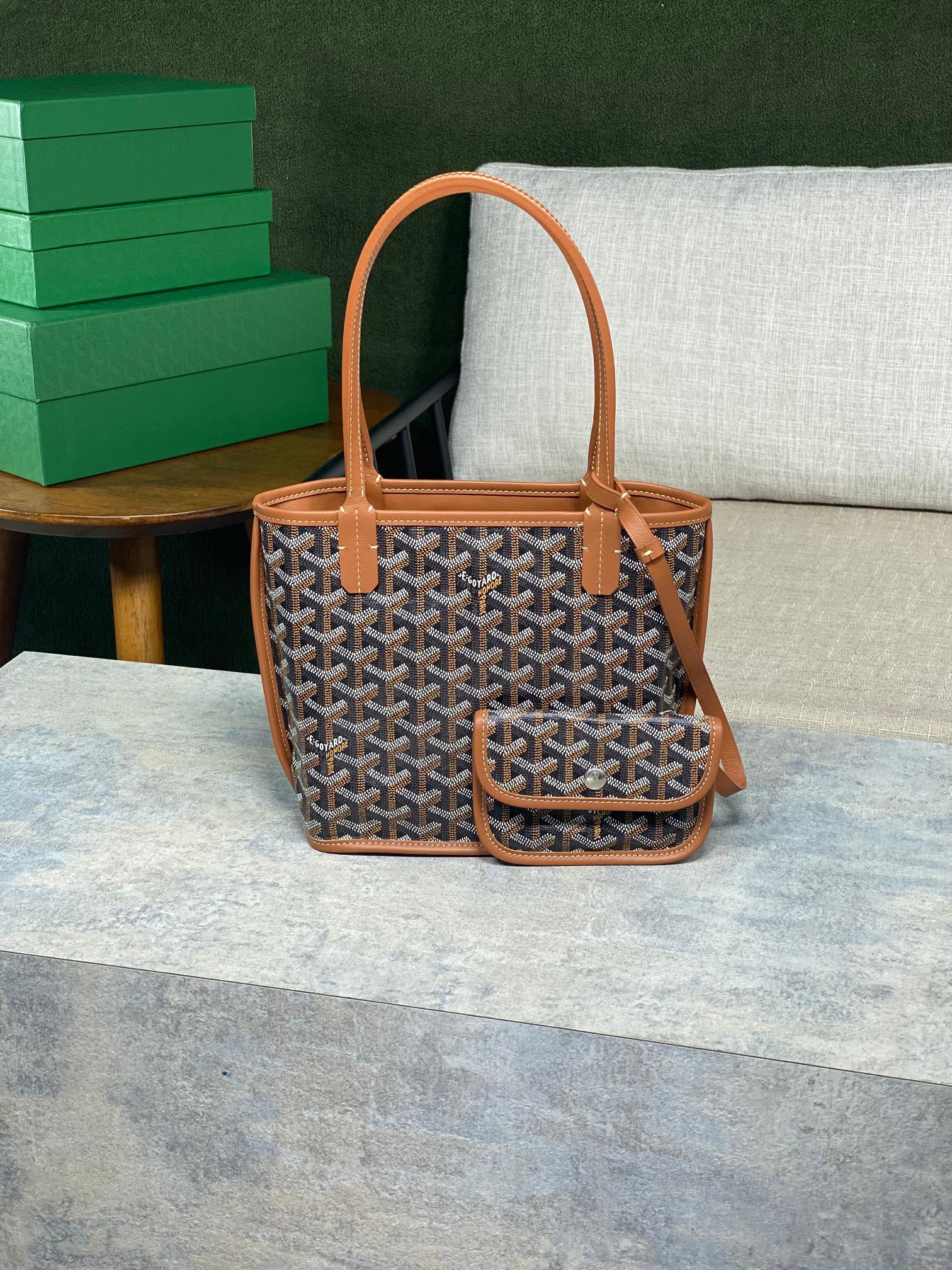 Goyard! The Goyard Mini Tote is a leather version of the iconic Saint Louis bag, lined with Goyardine canvas. It offers two distinct aesthetic styles. The gradually thickening handles provide a comfortable and secure grip. Its compact size makes the Anjou Mini perfect for evening use or carrying daily essentials during the day. Dimensions: 20 cm x 10 cm x 20 cm. Code: 800646S. image 1