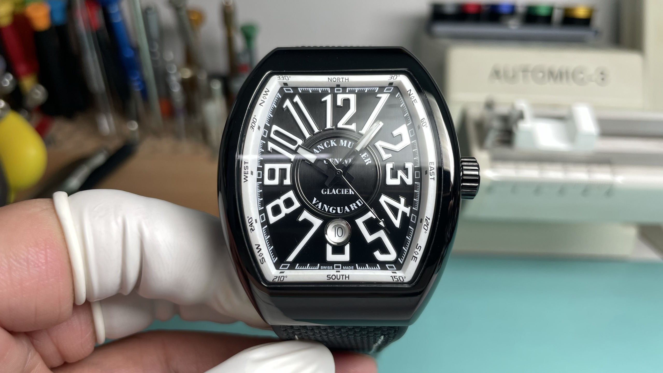 NO:944763,ABF's latest model, the FRANCK MULLER Vanguard series, has a barrel-shaped case with a unique and highly recognizable shape; the carbon fiber case is lightweight, technological and fashionable; the colorful three-dimensional digital time scales are matched with a personalized dial layout, breaking the rules and having a strong visual impact. Material technology The case is made of carbon fiber, high strength and light weight; the strap is made of woven material with colored stitching, which is comfortable and trendy; the crown and other details have brand logos, highlighting craftsmanship and quality.  Functions and luminous functions include basic timing functions, and some may have complex functions; the luminous effect is unique, and the case and hands glow in the dark, which is both practical and adds a cool atmosphere. Brand value Franck Muller is a high-end watchmaking brand. This series inherits the brand gene, combines design, craftsmanship and brand premium, and is a symbol of identity and taste.19860909ABF 最新款 法穆兰Vanguard系列（FRANCK MULLER Vanguard）  外观设计酒桶型表壳,造型独特辨识度高；碳纤维表壳轻盈且具科技感、时尚感；彩色立体数字时标搭配个性表盘布局,打破常规,视觉冲击力强.  材质工艺表壳碳纤维材质,强度高、重量轻；表带为编织材质配彩色缝线,舒适又具潮流感；表冠等细节有品牌标识,彰显工艺与品质. 功能与夜光具备基础计时功能,部分可能有复杂功能；夜光效果独特,黑暗中表壳和指针等发光,既实用又增添炫酷氛围 . 品牌价值法穆兰是高端制表品牌,该系列传承品牌基因,兼具设计、工艺与品牌溢价,是身份与品味象征.,,Watch