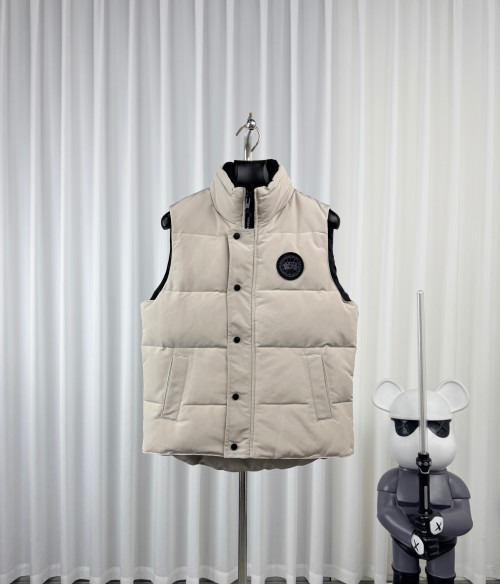Canada Goose Down Vest - Classic Outdoor Warmth & Versatile Style 1 Canada Goose Down Vest – Classic Outdoor Warmth & Versatile Style