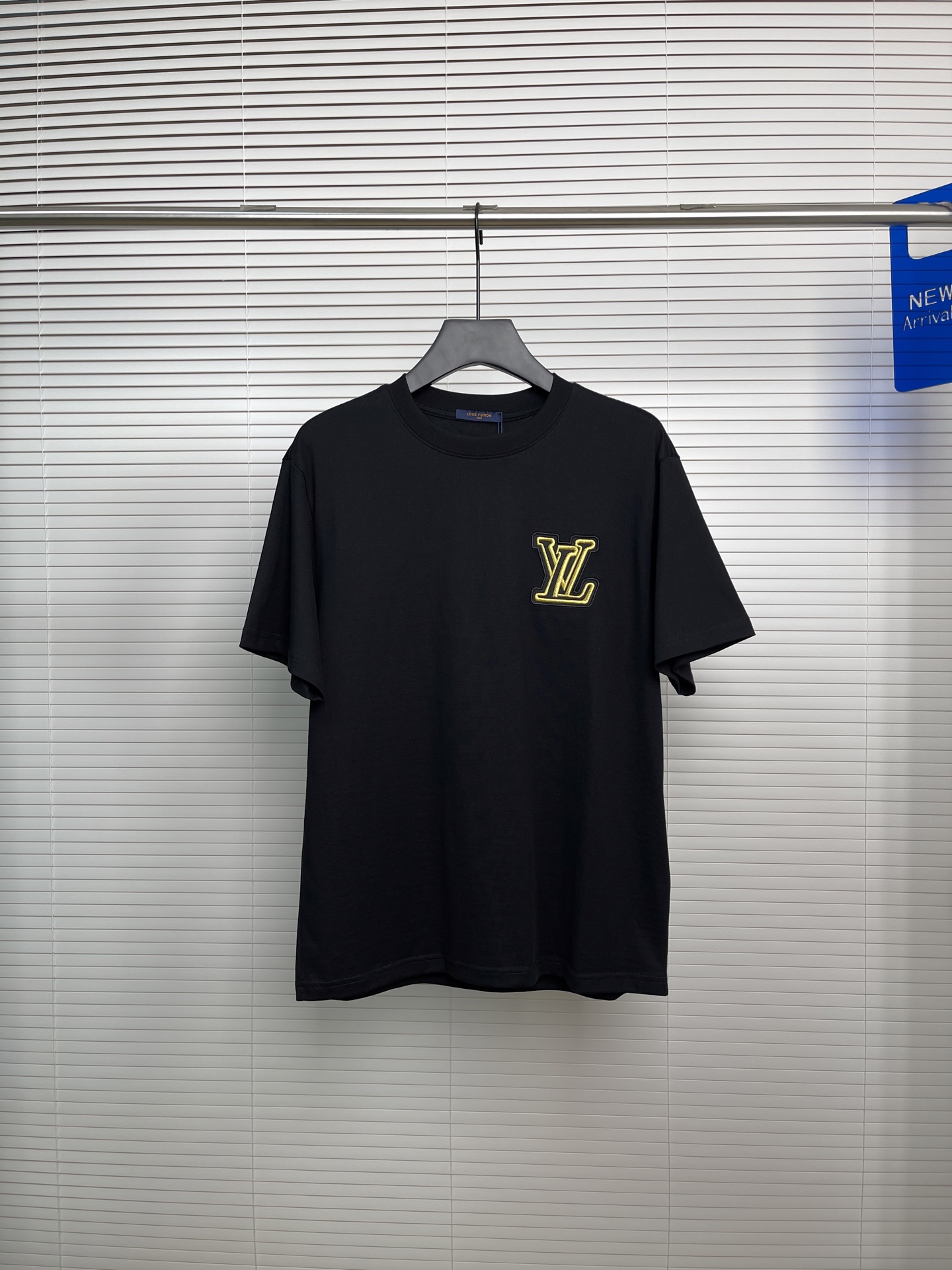 NO:936066,1V 2026SS spring and summer latest round neck embroidered fashionable short-sleeved T-shirt, official website synchronized, imported custom cloud cotton fabric!  Comfortable against the skin, durable and easy to wear, classic and simple logo design, meticulous original craftsmanship, a must-have item for handsome men, size M-XXXL,, T-shirt, tees, t-shirt,198609091V 2026SS春夏最新款圆领刺绣时尚短袖T恤,官网同步,进口定制云朵棉面料！贴肤舒适,耐看又好穿,经典简约logo设计,原厂工艺一丝不苟,型男必备单品 码数M-XXXL,,T-shirt,tees，t-shirt,,Men's clothing
