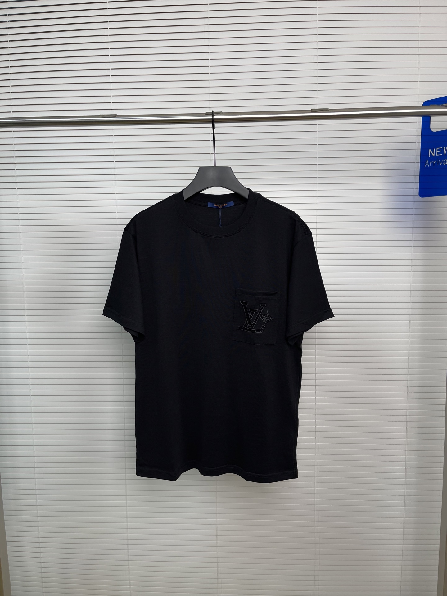 NO:936069,Louis Vuitton/Louis Vuitton High-quality 320g round neck short-sleeved T-shirt Brand classic Three-dimensional letter embroidery LOGO Hollow pocket presbyopia elements 2026ss official synchronization High version High quality Fashion personality Versatile trend Pure original quality Original fabric Hang tag Collar label Washed wheat Complete three labels Color: Black. White. Size M-3xL, Louis Vuitton, Louis  vuitton,T-shirt,tees,t-shirt,19860909Louis Vuitton/路易威登 高品质320克圆领短袖T恤 品牌经典 立体字母万针刺绣LOGO 口袋镂空老花元素 2026ss官方同步 高版本 高品质 时尚个性 百搭潮流 纯原品质 原版面料 吊牌 领标 水洗麦 三标齐全 颜色: 黑色.白色. 尺码M-3xL,,louis vuitton,louis vuitton,T-shirt,tees，t-shirt,,Men's clothing