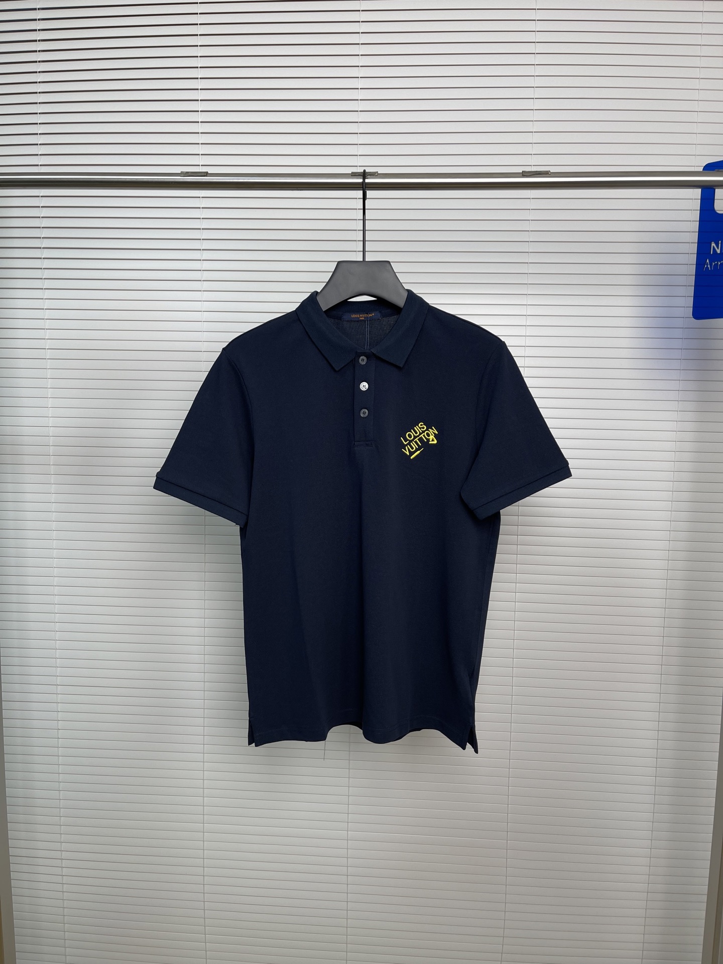 NO:936072,1V 2026SS new spring and summer polo shirt, made of cotton piqué mesh fabric, with selected shell buttons to present a slim fit, and dazzling gold letter embroidery to outline exquisite details. The classic Polo shape modifies the body shape. The selected breathable piqué cotton fabric takes into account both texture and comfort. Whether it is daily commuting or casual wear, you can easily wear a low-key and luxurious men's style. Size M-3XL,,198609091V 2026SS春夏新款polo衫,选用棉质珠地网眼布面料打造,精选贝壳纽扣呈现修身版型,亮眼金色字母刺绣勾勒精致细节,经典Polo版型修饰身形,精选透气珠地棉面料,兼顾质感与舒适度,无论是日常通勤还是休闲穿搭,都能轻松穿出低调奢华的男士格调.码数M-3XL,,,Men's clothing