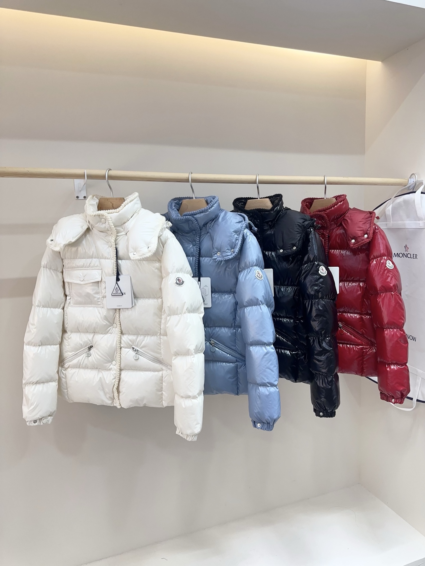 P520 MONCLE*
最新款女士编织饰边连帽羽绒服
官网在售‼️
Glareins女士短款羽绒夹克以编织饰边突显收腰廓形
轻松展现柔美气质
Glareins优雅演绎经典羽绒夹克
✔️饰有精美编织饰边
此短款羽绒服采用尼龙面料制成
具有华美的光泽效果
👏🏻收腰设计
经典造型 白天到夜晚皆可应对自如
采用尼龙面料制成
Longue saison衬里
编织饰边⚠️填充90鹅绒羽绒
可调节兜帽
拉链和按扣开合
拉链口袋
胸部口袋设有按扣
可调节袖口
码数:0.1.2.3
颜色:白色.蓝色.黑色.红色