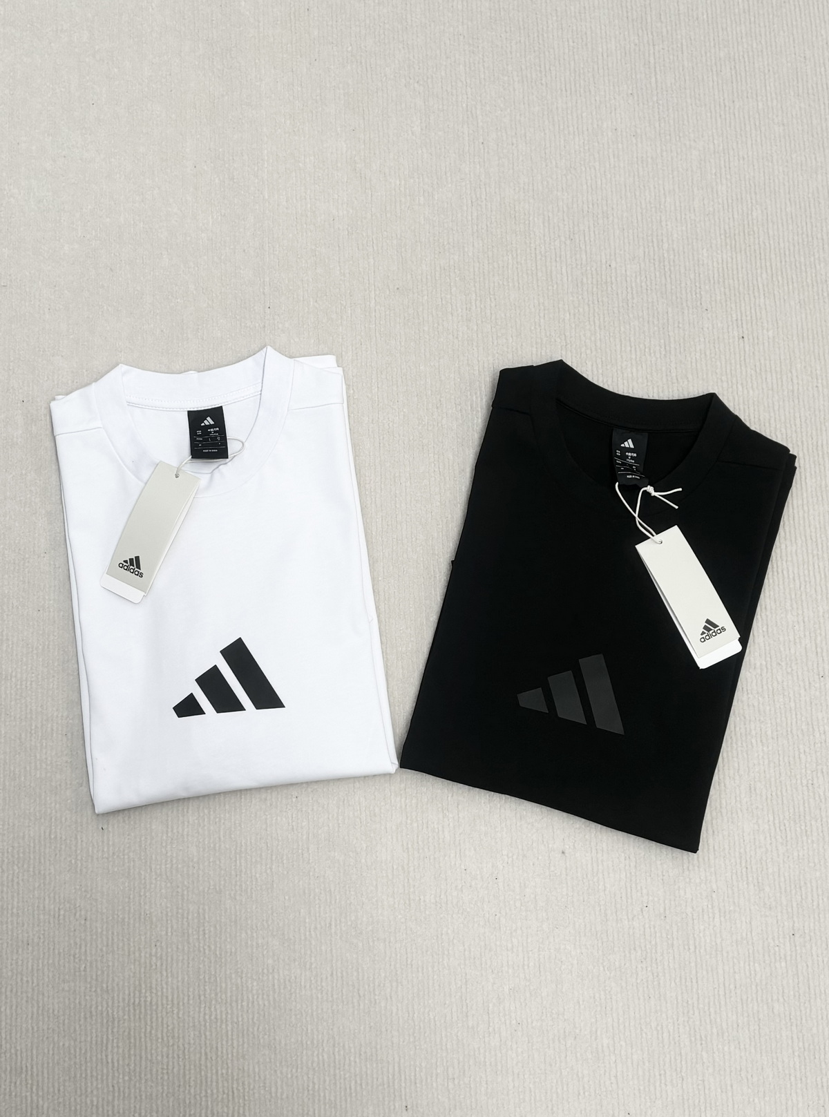 💰80
adidas ZNE真治愈黑标情侣款 纯棉短袖 全部都配备原装吊卡、主标、洗唛
Z.N.E.“真治愈”男子运动休闲短袖
货号:白色JE3078 黑色JE3069
颜色:黑色白色 尺码:M-L-XL-2XL 阿迪达斯adidas ZNE真治愈黑标纯棉短袖!采用舒适的全棉双纱面料带来轻盈舒适体验,缀经典三条纹彰显浓郁的运动格调,优质面料舒适性极佳,原版品质公司跟单,对应专柜,实体店最喜欢高品质。老渠道品质无敌!!纯正完美级品相!全部都配备原装吊卡、主标、洗唛!真正的门店订单!看看这个面料,绝非一般小厂做工!版型上身效果很好看!高品质的同时还具有性价比!触感上手就秒懂的节奏!在色系上更是容易搭配!着重推荐!
尺码mlxlxxl
M肩宽46胸围109衣长66适合130斤以下
L肩宽48胸围113衣长68适合130-150斤左右
XL肩宽50胸围117衣长70适合150-170斤左右
XXL肩宽52胸围121衣长72适合170-185斤左右