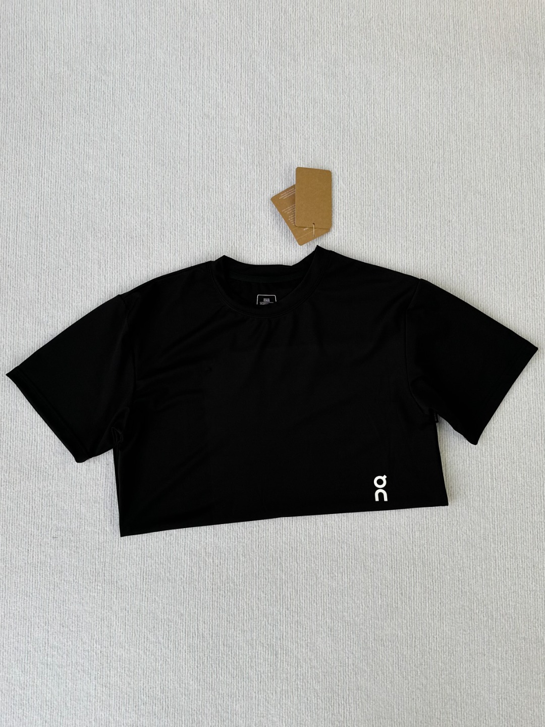 💰75
on昂跑 速干弹力圆领短袖2025春夏新品3D立体 裁剪运动休闲t恤
on昂跑 速干弹力圆领短袖2025春夏新品3D立体

裁剪运动休闲t恤

采用200克迪柔平纹面料，轻盈质感、棉感柔

软、易去污、自带抗菌、防紫外线效果

反光设计，搭配反光logo、增添时尚感、强化

品牌形象，发挥警示效果，可提高夜问或低光

条件下的可见性，增强人的识别能力

圆领设计，简约大方，抗皱不变形、穿脱方便

运动休闲设计，采用流线型设计、宽松剪裁，

上身后自然垂坠、随你自如而动，适合旅游出

行、运动和日常生活等各类场景。采用高科技

面料，并搭配极简设计，提供出色性能

精选单色可以搭配任何运动单品，风格低调不

易过时，轻盈面料，减少负担，为高性能户外

运动而生。

颜色 黑色 

S-XXL

s肩宽47胸围100衣长68适合120斤左右

m肩宽49胸围104衣长69适合120-140斤左右

l肩宽51胸围108衣长70适合140-160斤左右

xl肩宽53胸围112衣长71适合160-180斤左右

xxl肩宽55胸围116衣长72适合180-200斤左右