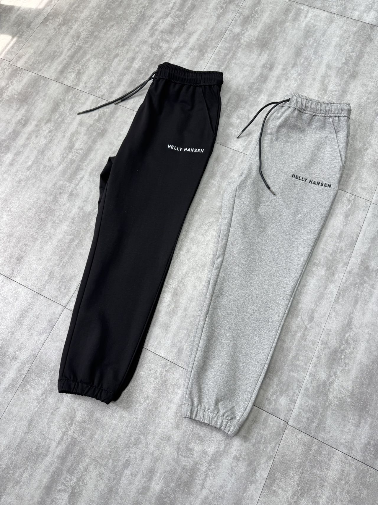 💰85
超薄汗布!夏季款!海丽汉森刺绣休闲卫裤束脚长裤
海丽汉森刺绣休闲卫裤束脚长裤特价清仓春款!
想要一条在任何场合都能轻松驾驭的裤子?
这款采用高品质流线棉面料的裤子,不仅柔软亲肤,
还具备透气舒适的特性,带给你全天候的轻松体验。
无论是休闲、出街还是运动,都能满足你的多重需求。
腰部与脚口设计有松紧带,确保完美贴合,不会紧绷。
腰头搭配蜡绳设计,增添时尚感与实用性,轻松调节松紧,随心而动。
精美的绣花LOGO点缀,低调中彰显质感与个性。
选择这款裤子,你将拥有:
舒适面料:流线棉材质轻盈透气,柔软包裹肌肤,适合长时间穿着。
松紧设计:腰部与脚口松紧带,舒适贴合不同身材,活动更自如。
蜡绳细节:腰头蜡绳既增加了时尚度,又方便调节,随时舒适。
绣花LOGO:精致刺绣LOGO,低调中凸显质感,点亮你的穿搭风格。
无论是居家、出行还是运动场合,这款流线棉松紧裤都是你衣橱中的必备单品。舒适与时尚兼具,轻松应对每一个场景!
超值推荐~
颜色:黑色灰色
M L XL 2XL 3XL
腰围75 80 85 90 95
臀围102 107 112 117 122
大腿围62 64.5 67 69.5 72
膝围42 44 46 48 50
脚口24 26 28 30 32
裤长95 96.2 97.4 98.6 99.8
M建议100-120斤
L建议120-140斤
XL建议140-160斤
2XL建议160-180斤
3XL建议180-200斤