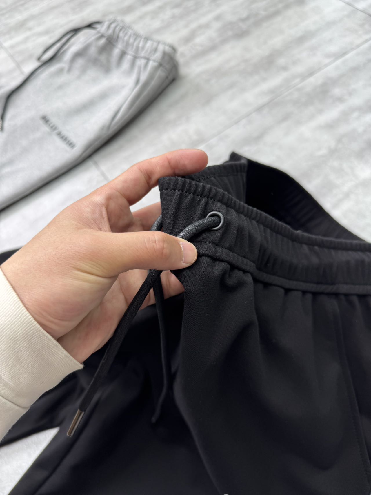 💰85
超薄汗布!夏季款!海丽汉森刺绣休闲卫裤束脚长裤
海丽汉森刺绣休闲卫裤束脚长裤特价清仓春款!
想要一条在任何场合都能轻松驾驭的裤子?
这款采用高品质流线棉面料的裤子,不仅柔软亲肤,
还具备透气舒适的特性,带给你全天候的轻松体验。
无论是休闲、出街还是运动,都能满足你的多重需求。
腰部与脚口设计有松紧带,确保完美贴合,不会紧绷。
腰头搭配蜡绳设计,增添时尚感与实用性,轻松调节松紧,随心而动。
精美的绣花LOGO点缀,低调中彰显质感与个性。
选择这款裤子,你将拥有:
舒适面料:流线棉材质轻盈透气,柔软包裹肌肤,适合长时间穿着。
松紧设计:腰部与脚口松紧带,舒适贴合不同身材,活动更自如。
蜡绳细节:腰头蜡绳既增加了时尚度,又方便调节,随时舒适。
绣花LOGO:精致刺绣LOGO,低调中凸显质感,点亮你的穿搭风格。
无论是居家、出行还是运动场合,这款流线棉松紧裤都是你衣橱中的必备单品。舒适与时尚兼具,轻松应对每一个场景!
超值推荐~
颜色:黑色灰色
M L XL 2XL 3XL
腰围75 80 85 90 95
臀围102 107 112 117 122
大腿围62 64.5 67 69.5 72
膝围42 44 46 48 50
脚口24 26 28 30 32
裤长95 96.2 97.4 98.6 99.8
M建议100-120斤
L建议120-140斤
XL建议140-160斤
2XL建议160-180斤
3XL建议180-200斤