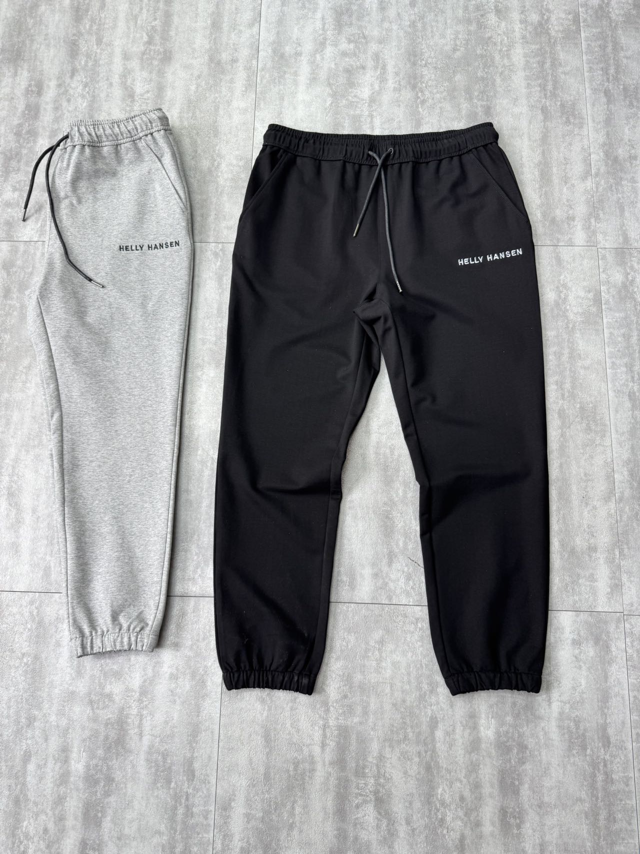 💰85
超薄汗布!夏季款!海丽汉森刺绣休闲卫裤束脚长裤
海丽汉森刺绣休闲卫裤束脚长裤特价清仓春款!
想要一条在任何场合都能轻松驾驭的裤子?
这款采用高品质流线棉面料的裤子,不仅柔软亲肤,
还具备透气舒适的特性,带给你全天候的轻松体验。
无论是休闲、出街还是运动,都能满足你的多重需求。
腰部与脚口设计有松紧带,确保完美贴合,不会紧绷。
腰头搭配蜡绳设计,增添时尚感与实用性,轻松调节松紧,随心而动。
精美的绣花LOGO点缀,低调中彰显质感与个性。
选择这款裤子,你将拥有:
舒适面料:流线棉材质轻盈透气,柔软包裹肌肤,适合长时间穿着。
松紧设计:腰部与脚口松紧带,舒适贴合不同身材,活动更自如。
蜡绳细节:腰头蜡绳既增加了时尚度,又方便调节,随时舒适。
绣花LOGO:精致刺绣LOGO,低调中凸显质感,点亮你的穿搭风格。
无论是居家、出行还是运动场合,这款流线棉松紧裤都是你衣橱中的必备单品。舒适与时尚兼具,轻松应对每一个场景!
超值推荐~
颜色:黑色灰色
M L XL 2XL 3XL
腰围75 80 85 90 95
臀围102 107 112 117 122
大腿围62 64.5 67 69.5 72
膝围42 44 46 48 50
脚口24 26 28 30 32
裤长95 96.2 97.4 98.6 99.8
M建议100-120斤
L建议120-140斤
XL建议140-160斤
2XL建议160-180斤
3XL建议180-200斤