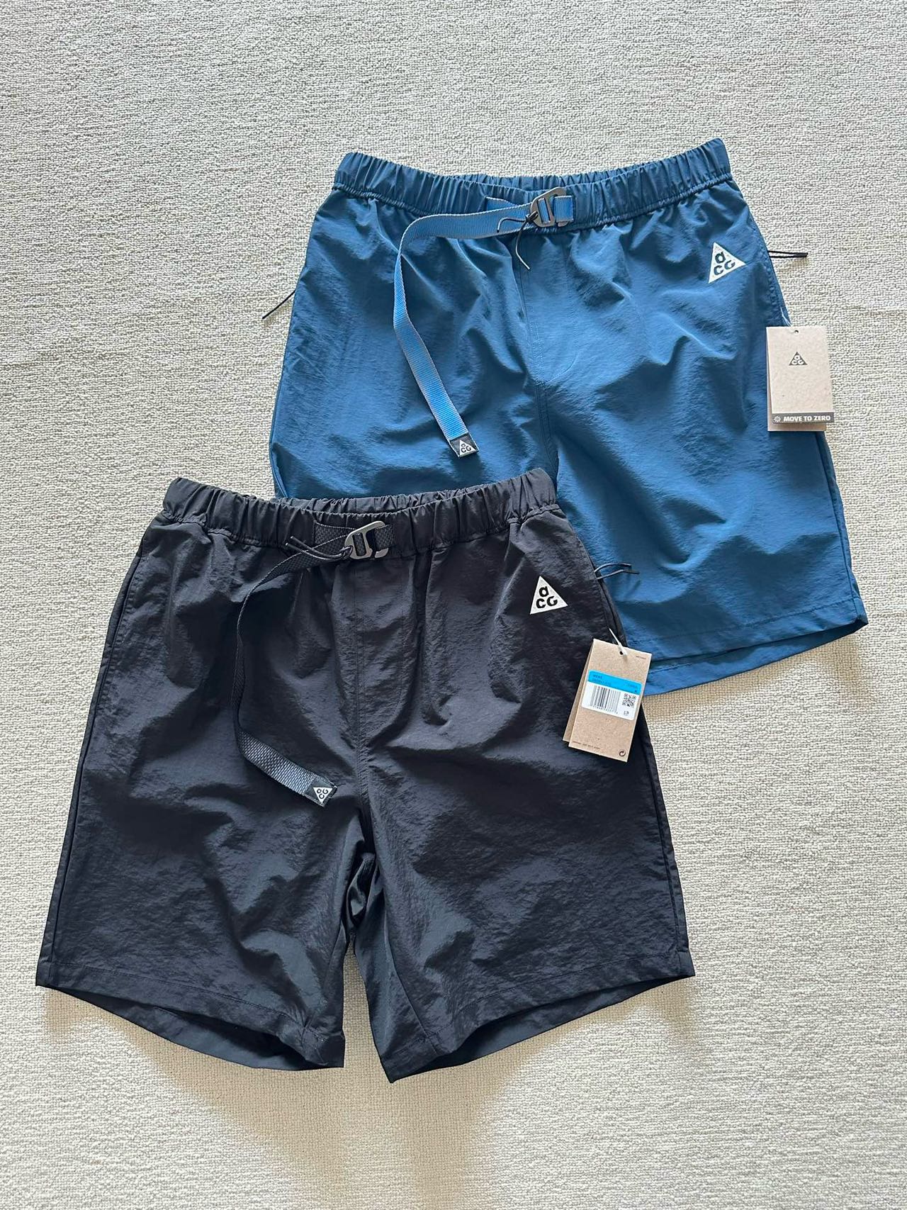 数量少独~家 NK acg夏季速干面料运动短裤 双色 独家 acg夏季速干面料运动短裤突破界限,畅享户外 这款户外速干面料,梭织休闲短裤,为你带来舒适又帅气的又一个夏天! 刺绣logo精细,彰显品质,细腻的车工线,流畅的线条,展现大厂的精湛的工艺. 速干面料,清爽舒适:高效快速排汗,让你在户外运动中始终保持干爽舒适. 耐用梭织,坚固可靠:经得起时间考验,无论何种环境,都能稳定发挥. 可机洗,不掉色,不缩水,十分抗造 美式风格,时尚休闲:不仅是运动装备,日常搭配随意帅气.亲肤感受,不束缚不紧绷,凉爽透气,速干不闷热. 下单备注颜色 黑色闪电蓝 M松紧腰 76裤长48臀围106 建议100-125斤 L松紧腰 80裤长50臀围110 建议125-150斤 XL松紧腰 84裤长52臀围114 建议150-170斤 XXL松紧腰 88裤长54臀围118 建议170-190斤