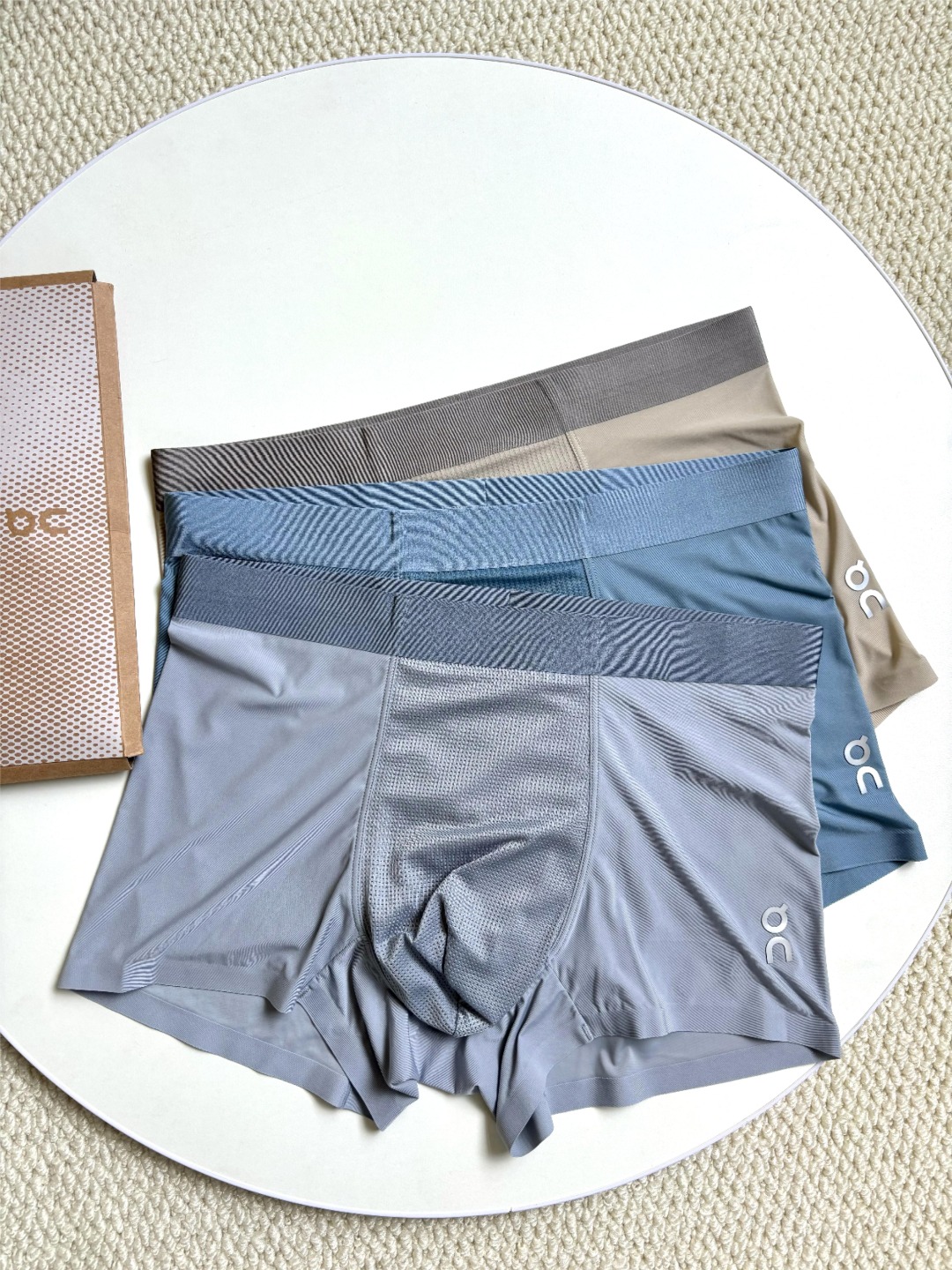 💰70 贴身衣物不退换 下单默认同意
一袋三条！𝐎𝐧昂跑" 𝐂𝐨𝐫𝐞 𝐒𝐡𝐨𝐫𝐭男士透气平角内裤
春夏新款～𝐎𝐧昂跑" 𝐂𝐨𝐫𝐞 𝐒𝐡𝐨𝐫𝐭男士速干内裤

！日常运动都能轻松驾驭 ！3M银反光On➕字母

小标的点缀！自带身份！裤腿是做了倾斜式的剪裁

设计 ，好穿又有型！一片式也无拘无束 ！

柔软的弹力腰带顺滑贴合。用料更加的扎实 ，

内外网孔透气结构 ，防泼、速干、透气、

还高强度的耐磨抗撕裂 ！

颜色：卡其色，银灰色，湖蓝色

尺码：L-3XL

参考体重：

L (36-38) 腰围2尺2-2尺4体重100-125斤

XL (38-40) 腰围 2尺4-2尺6体重125-145斤

XXL（40-42）腰围2尺6-2尺8体重145-165

XXXL(42-44)腰围2尺9-3尺2 体重，165-185