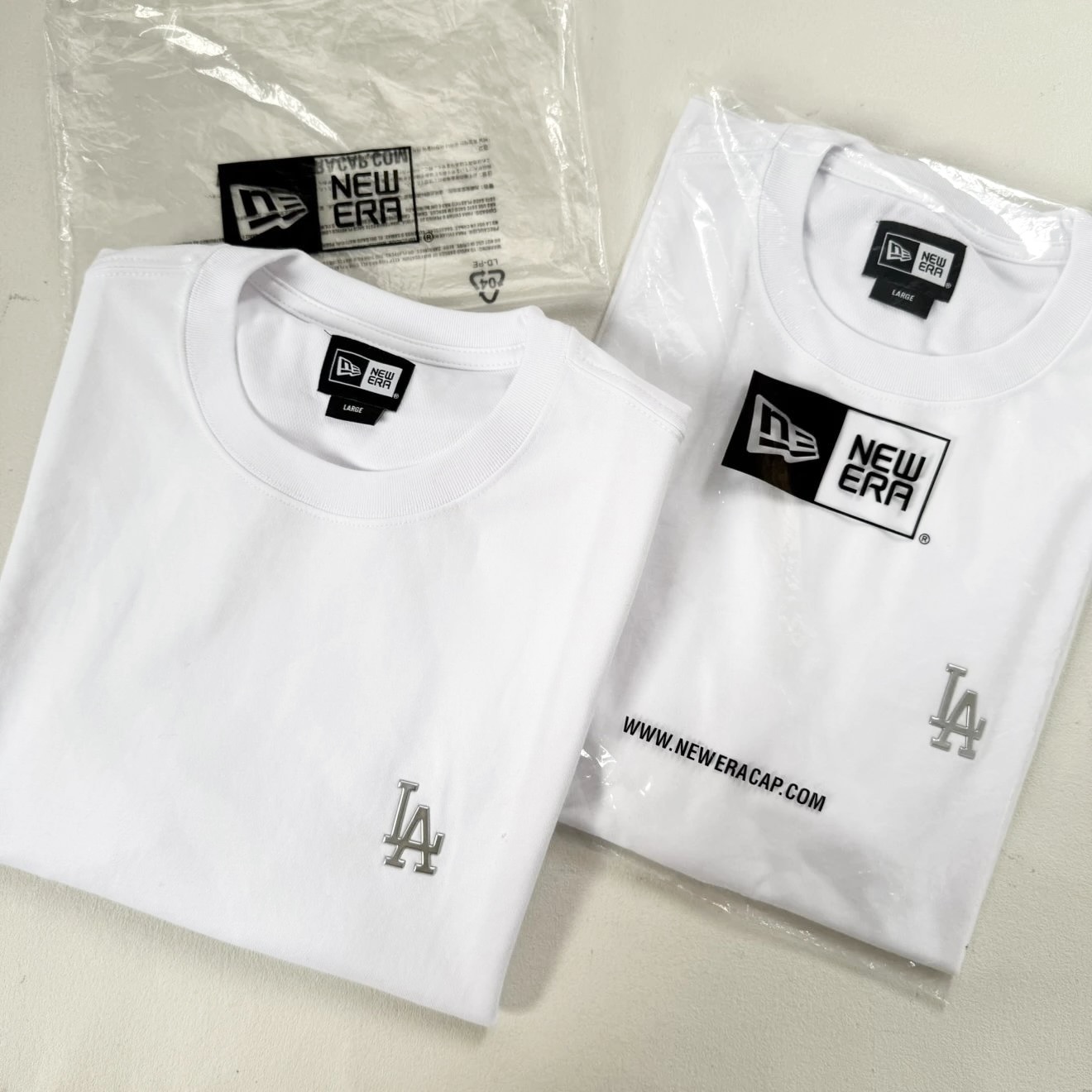 💰65
自留两件|闭眼入 【科技面料Coolmax】原厂品质 纽亦华 金属感硅胶Logo 刺绣小标 吸湿排汗 冷感速干短袖T恤男女款
#真的牛B 自留两件起步 媲美原版 纯色T衣柜常备 无需多言请多带几件 品质不好你来喷我!
纯色短袖的核心就是面料!选用超牛逼的COOLERA 材质,外层纯棉 内层聚酯纤维透气舒适网眼,速干性能细腻的矩阵结构!拿到手你就明白和一般短袖的区别在哪了#
67%棉 33%聚酯纤维 不仅有纯棉的亲肤柔软,同时透气性,排汗性,还有快干功能都特别出色,夏天穿自带凉感#
胸前精致金属感立体硅胶Logo 袖口饱满的刺绣Logo点缀下摆贴布方标 均为原版细节辅料原包装
尺码:S MLXL XXL
S胸围104肩宽48衣长69适合120斤左右
M 胸围108肩宽50衣长71适合120-140斤左右
L胸围112肩宽52衣长73适合140-160斤左右
XL 胸围116 肩宽54衣长75适合160-180斤左右
XXL 胸围120肩宽56衣长77适合180-200斤左右