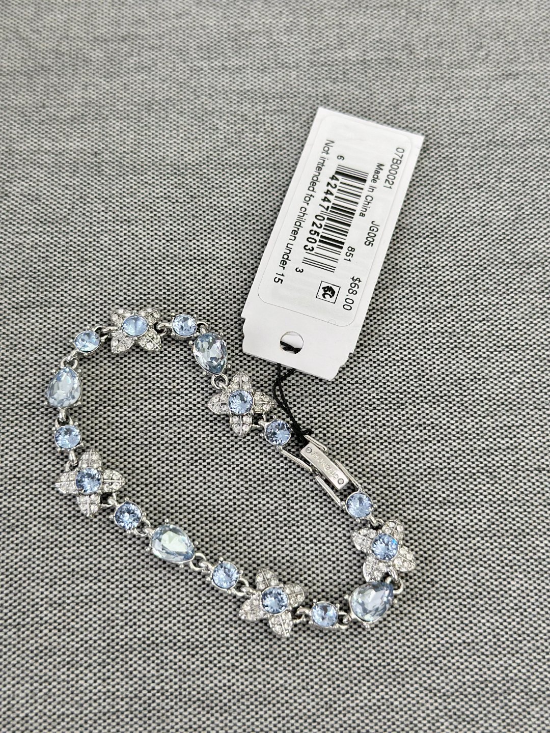65💰（编号021）
正品!!纪梵希四叶草手链!之前发得物撤下来的! givenchy 纪梵希蓝色水晶蝴蝶手链
无包装盒 ，实物巨闪图片实拍~~

适合140斤以下佩戴