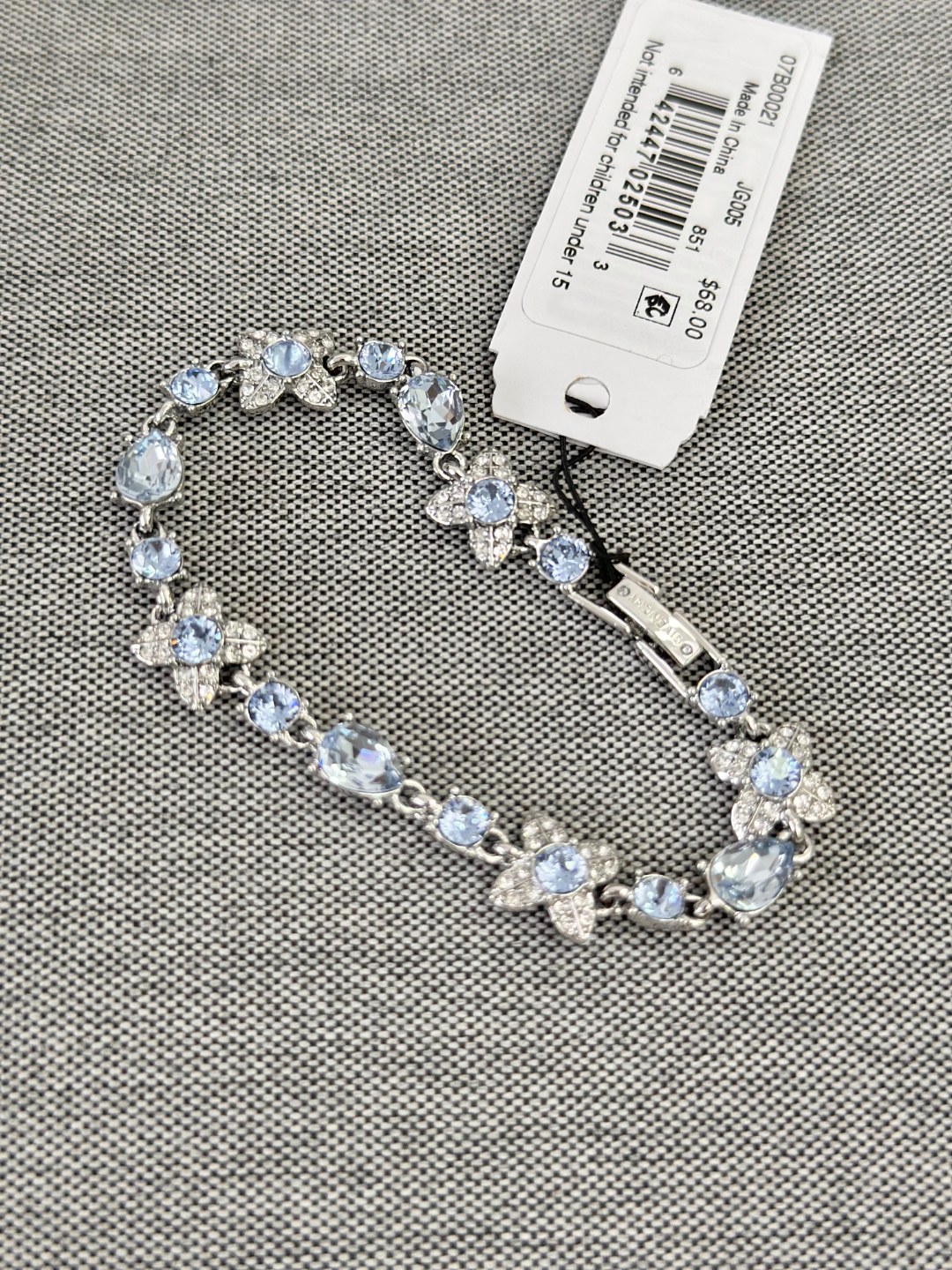 65💰（编号021）
正品!!纪梵希四叶草手链!之前发得物撤下来的! givenchy 纪梵希蓝色水晶蝴蝶手链
无包装盒 ，实物巨闪图片实拍~~

适合140斤以下佩戴