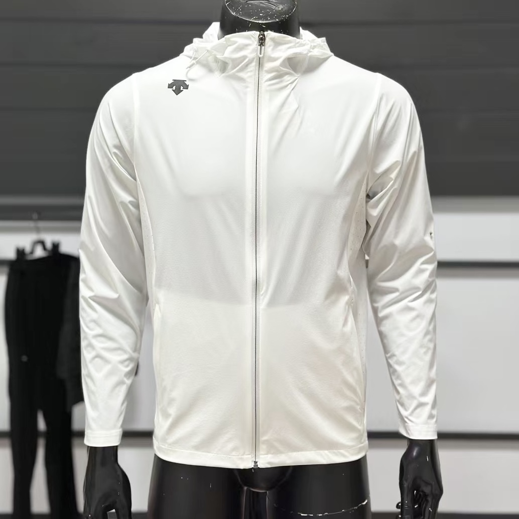 独家! 夏款超薄皮肤衣!男女同款!DES综训UPF50防晒服防晒衣外套皮肤衣 DES综训男士防晒服防晒衣UPF50外套针织上衣新款,立体修身剪裁,增加高强度活动的透气性灵活性,可调帽子抽绳,倍加舒适 内胆采用透气材质,无闷热感,透气性超强 高度复刻,绝对是一款不可多得的好冲锋衣 各处针脚加固了好几股 每一处都是整齐紧密,追求高端与奢华的风范,手感极佳,上身舒服又透气,版型不挑人,无论是从成衣的设计,还是面料都是高端户外男士的手选 年轻人可以穿出 时尚 青春的感觉、而中年人却可以穿出来成熟稳重!是一款横跨所有年龄的经典款百搭神衣! 这个款是长青款,基本款,不挑人,运动达人必备,强烈建议入手! 采用原版客供面料83%锦纶+17%氨纶混纺 能够达到upf50+高倍防晒 阻隔99%以上的uva 有效防紫外线防晒黑 凉感系数高达0.34 并不仅仅是物理遮覆的防晒凉感也是特种纱线带来的持久性凉爽~ DES综训男士防晒服防晒衣UPF50外套 黑色/白色 M-L-XL-2XL