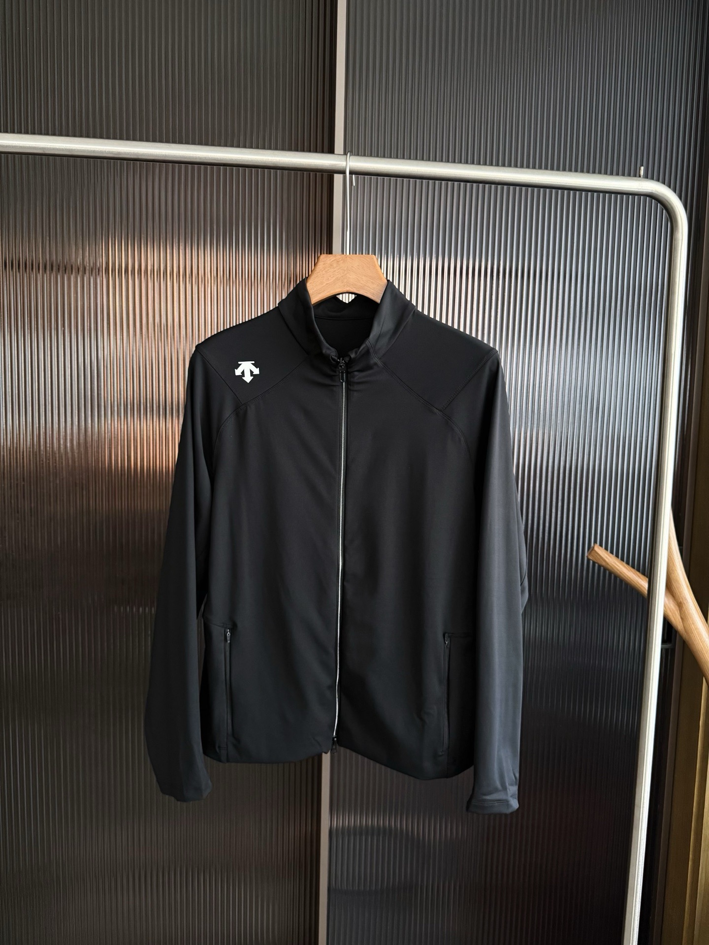 发140
箭头男士综训训练男士针织运动上衣外套 箭头针织外套
重磅推荐!dst RAINING系列男士综训训练男士针织运动上衣外套大牛来新款啦‼️ 季节交替，给家里安排，今年仍旧稳定发挥！渠道正！代工出货‼️面料都是一样的，不论日常还是运动，还是这种轻薄款外套最实用！不管是版型还是细节、用料直戳我心的一款~穿着出门登山拍照是会很出片的那种！REGULAR-常规版型，采用质感针织面料制成的运动上衣。面料顺滑挺阔，自然有型。搭配常规版型裁剪，贴合身型，为运动转体提供延展与拉伸。经典小立领设计，简约质感。可单穿或叠加同系列马夹搭配穿着！86%聚酰胺纤维+14%氨纶面料，真正的功能性防水黑科技面料，全部定制定染的客供料！

表面特殊密实且呈纹理效果，单层同样比较挺括压风，不容易起皱同时还有略有的延展力，四面弹力！自带筋骨挺括立整但绝对不生硬，悬垂有型不软塌，线条流畅度高～体感很舒服，很适合春季多风的天气！宽松立领的直身版型～

采用人体工学立体裁剪，上身穿着舒适得体，满足户外运动和日常穿着的不同场合需求

宽松的袖筒，立体剪裁包容好穿不局促，内套厚衣服也不卡腋下

衣长到臀中位置，更加包容，不挑身材车纪而且有商务系列的感觉也有休闲运动的感觉；黑色基础版型、基础色，这款闭眼入就行，黑色显瘦耐脏耐看！