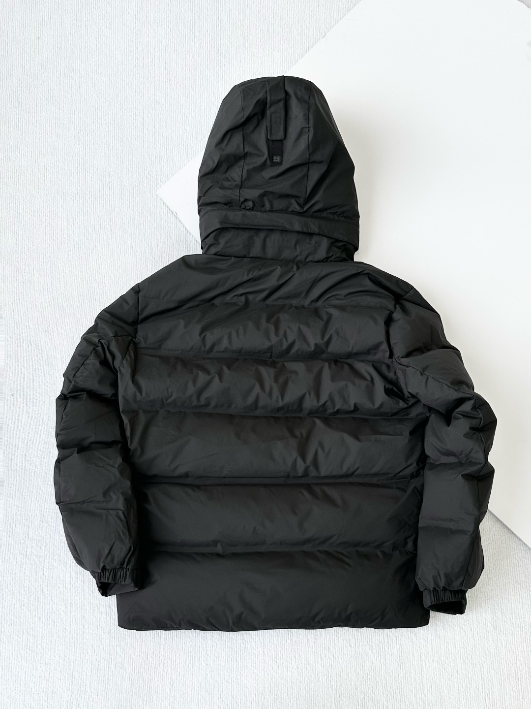 💰515 最后800件
越南回货正版!!!自留款推荐!!KL韩国单全压胶鹅绒服
越南回货正版! 自留款推荐!!KL韩国单全压胶鹅绒服,
80鹅绒填充~蓬松回弹性超强!!防风 防水 防撕裂面料
充绒量200-350g左右
帽子可拆卸,多出隐藏口袋设计 ykk定制拉链
男女同款!!
颜色: 黑色
尺码: M L XL XXL
M肩宽52胸围122衣长68适合115-140斤左右
L肩宽54胸围126衣长70适合140-160斤左右
XL肩宽56胸围130衣长72适合160-180斤左右
XXL肩宽58胸围134衣长74适合180-200斤左右