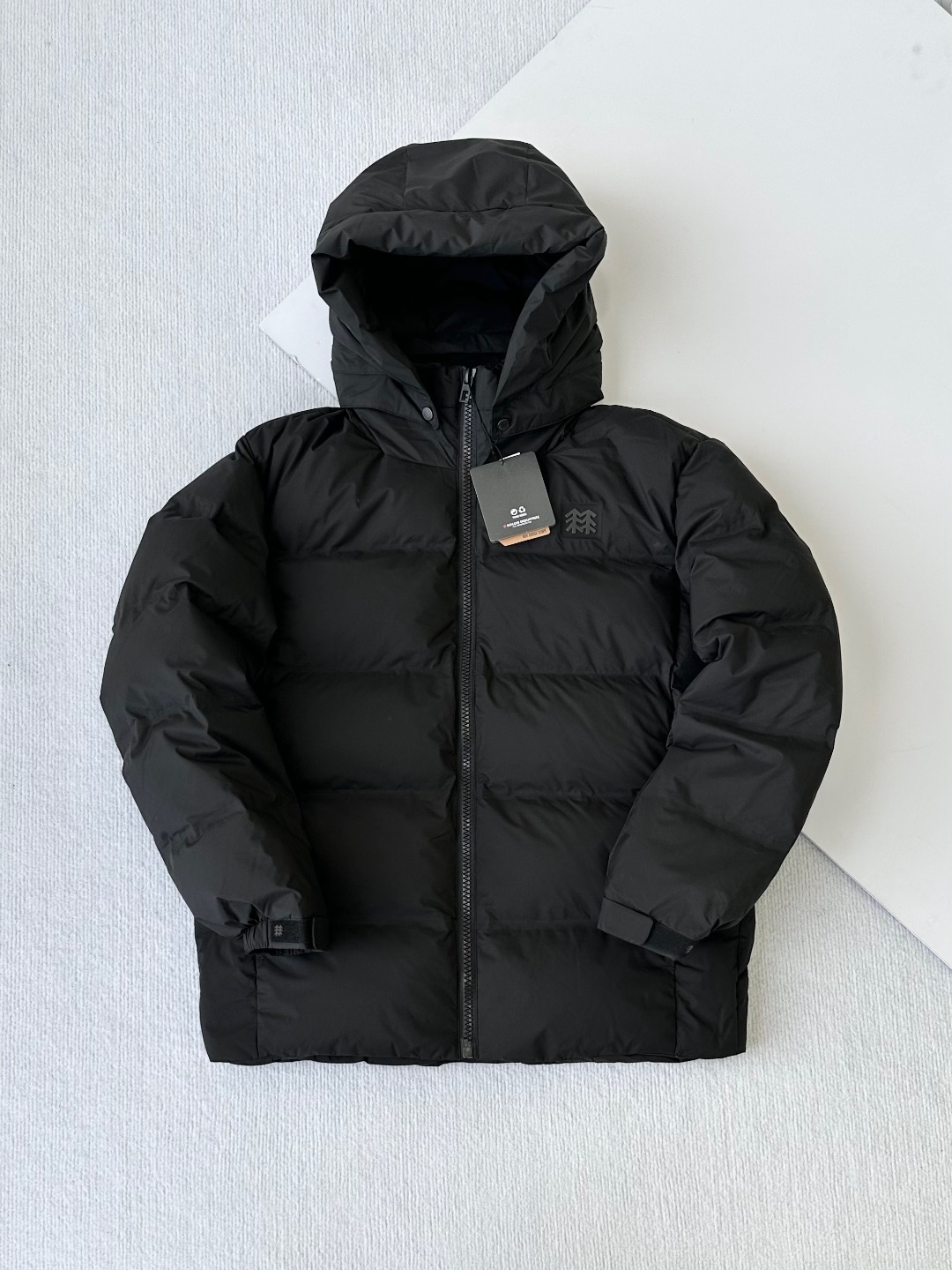 💰515 最后800件
越南回货正版!！！自留款推荐!!KL韩国单全压胶鹅绒服
越南回货正版！ 自留款推荐！！KL韩国单全压胶鹅绒服，

80鹅绒填充~蓬松回弹性超强！！防风 防水 防撕裂面料

充绒量200-350g左右

帽子可拆卸，多出隐藏口袋设计 ykk定制拉链  

男女同款！！

颜色: 黑色

尺码:  M L XL XXL



M肩宽52胸围122衣长68适合115-140斤左右

L肩宽54胸围126衣长70适合140-160斤左右

XL肩宽56胸围130衣长72适合160-180斤左右

XXL肩宽58胸围134衣长74适合180-200斤左右