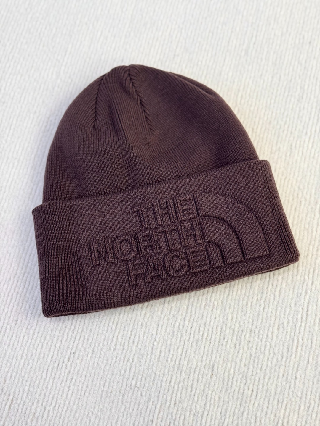 正品保真，原厂出货！无标牌！
李钧锐同款北面tnfURBAN保暖针织冷帽毛线帽针织帽 压花冷帽
官网同步在售！398💰新款

双层针织结构实物非常厚实保暖；宽翻边帽檐贴合头部 修饰脸型；立体压花的品牌logo标识，简约大气有格调；

日常户外运动皆可

颜色 黑色 白色 粉色 红色 深咖啡色  浅咖色
