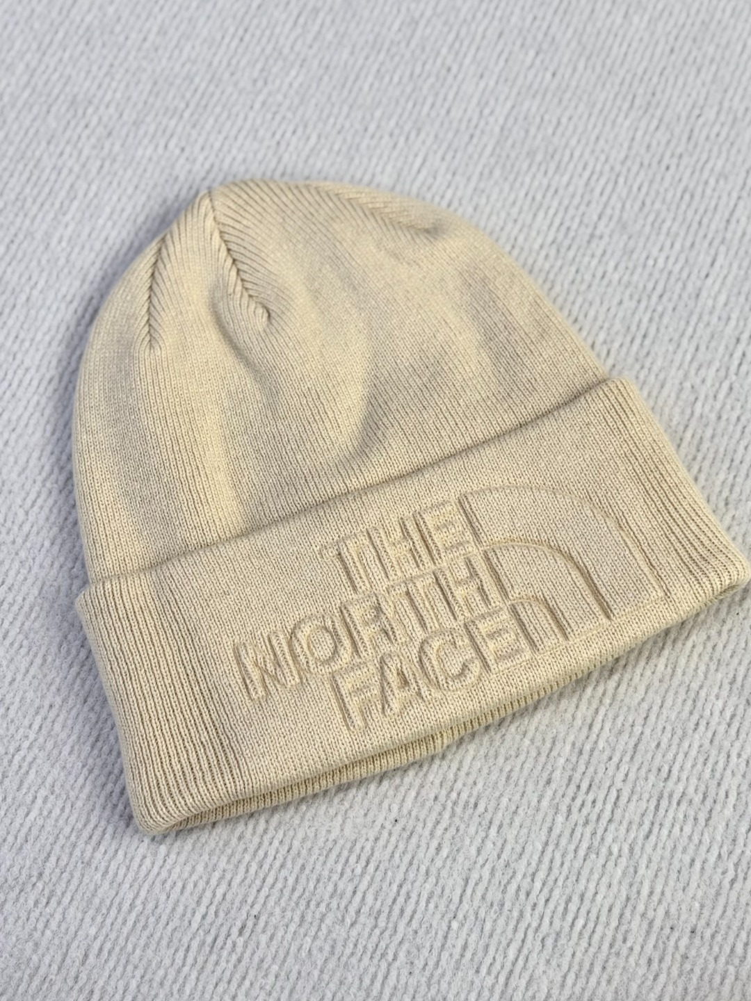 正品保真，原厂出货！无标牌！
李钧锐同款北面tnfURBAN保暖针织冷帽毛线帽针织帽 压花冷帽
官网同步在售！398💰新款

双层针织结构实物非常厚实保暖；宽翻边帽檐贴合头部 修饰脸型；立体压花的品牌logo标识，简约大气有格调；

日常户外运动皆可

颜色 黑色 白色 粉色 红色 深咖啡色  浅咖色