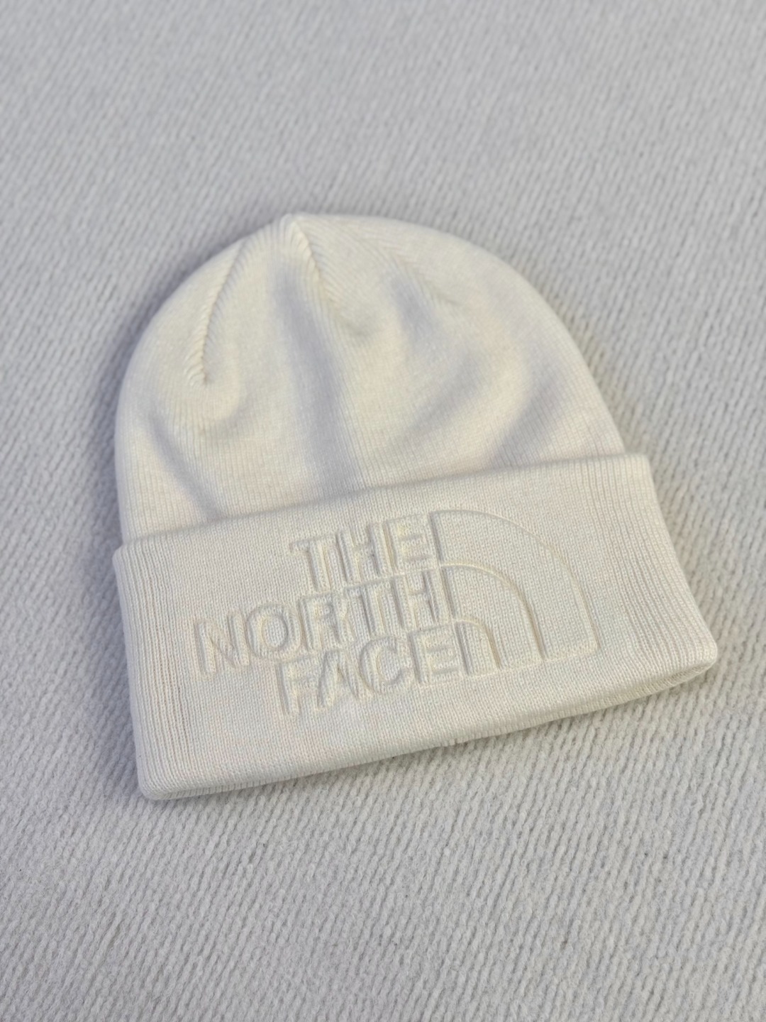 正品保真，原厂出货！无标牌！
李钧锐同款北面tnfURBAN保暖针织冷帽毛线帽针织帽 压花冷帽
官网同步在售！398💰新款

双层针织结构实物非常厚实保暖；宽翻边帽檐贴合头部 修饰脸型；立体压花的品牌logo标识，简约大气有格调；

日常户外运动皆可

颜色 黑色 白色 粉色 红色 深咖啡色  浅咖色