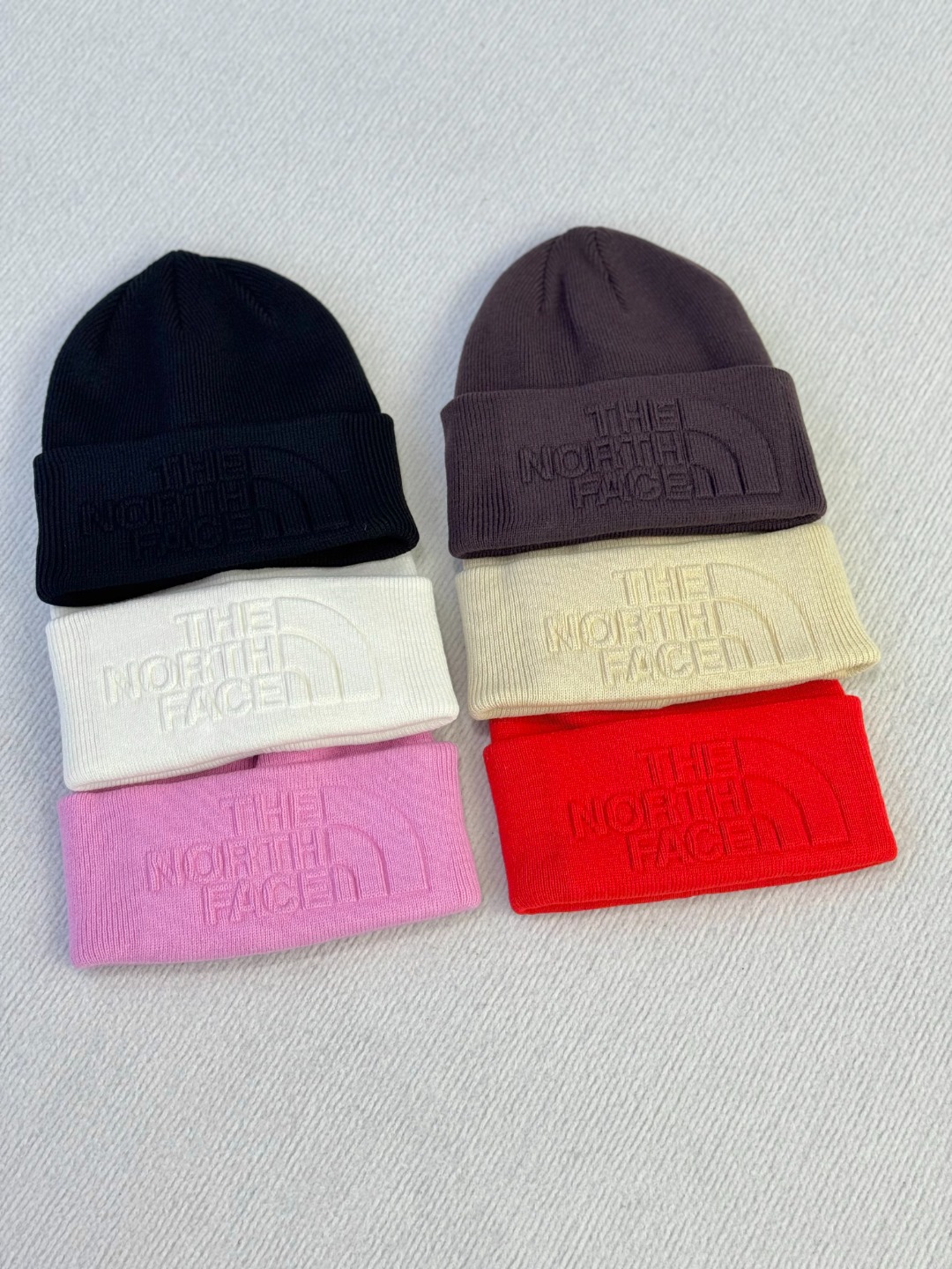 正品保真，原厂出货！无标牌！
李钧锐同款北面tnfURBAN保暖针织冷帽毛线帽针织帽 压花冷帽
官网同步在售！398💰新款

双层针织结构实物非常厚实保暖；宽翻边帽檐贴合头部 修饰脸型；立体压花的品牌logo标识，简约大气有格调；

日常户外运动皆可

颜色 黑色 白色 粉色 红色 深咖啡色  浅咖色