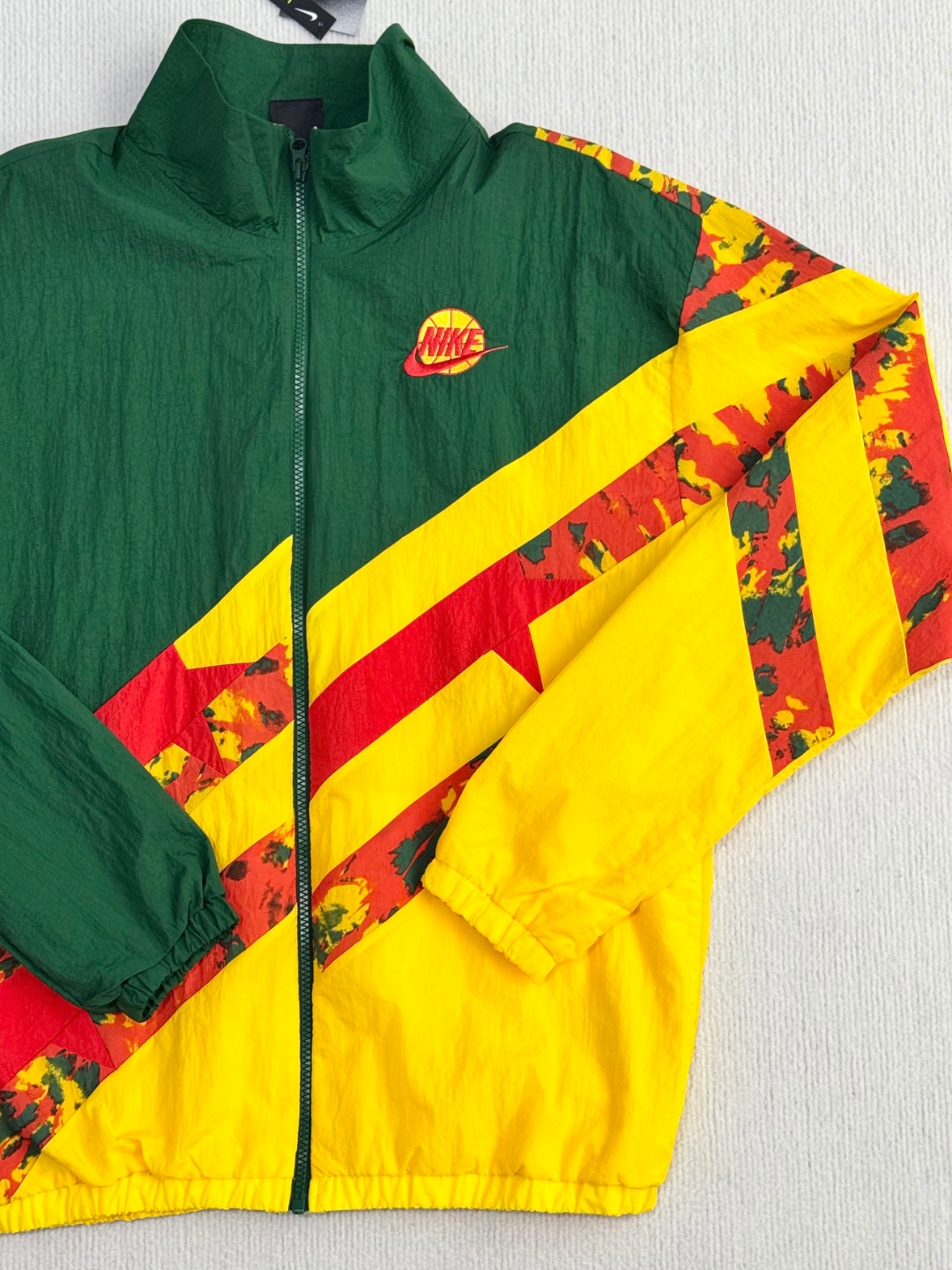 正品保真 nike throwback 运动外套梭织夹克
外层拼接设计，梭织面料 内里有网衬，拼接扎染工艺；宽松版型

尺码smlxlxxl

s肩宽54胸围112衣长69适合120斤以下

m肩宽56胸围116衣长71适合120-140斤左右

l肩宽58胸围120衣长72适合140-160斤左右

xl肩宽60胸围124衣长74适合160-180斤左右

xxl肩宽62胸围128衣长76适合180-200斤左右