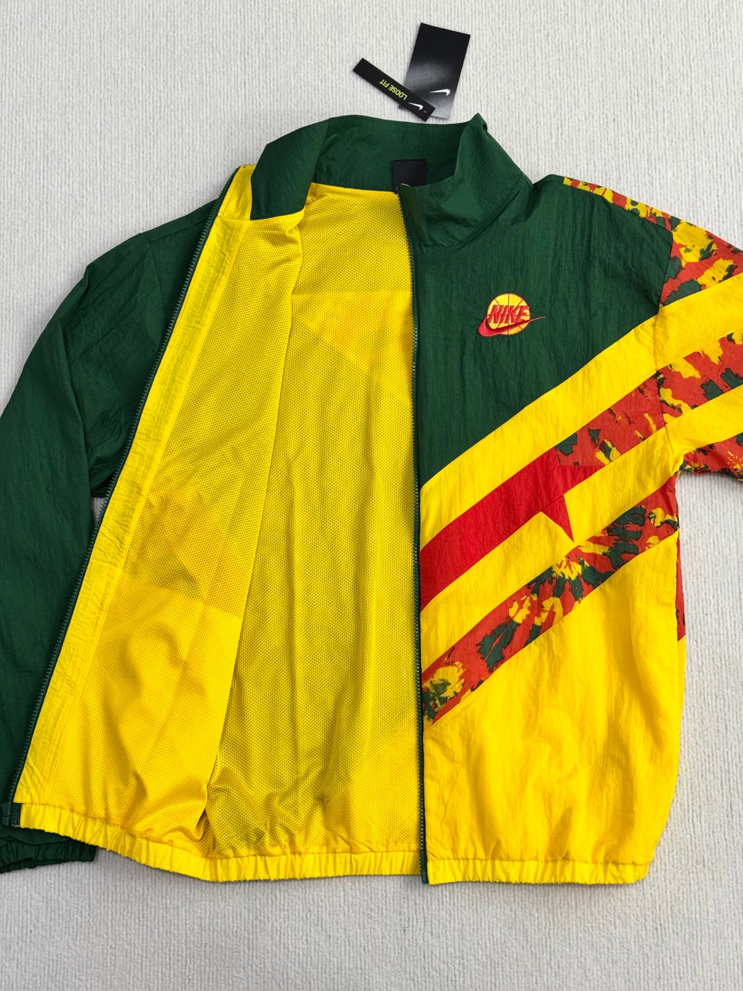 正品保真 nike throwback 运动外套梭织夹克
外层拼接设计，梭织面料 内里有网衬，拼接扎染工艺；宽松版型

尺码smlxlxxl

s肩宽54胸围112衣长69适合120斤以下

m肩宽56胸围116衣长71适合120-140斤左右

l肩宽58胸围120衣长72适合140-160斤左右

xl肩宽60胸围124衣长74适合160-180斤左右

xxl肩宽62胸围128衣长76适合180-200斤左右