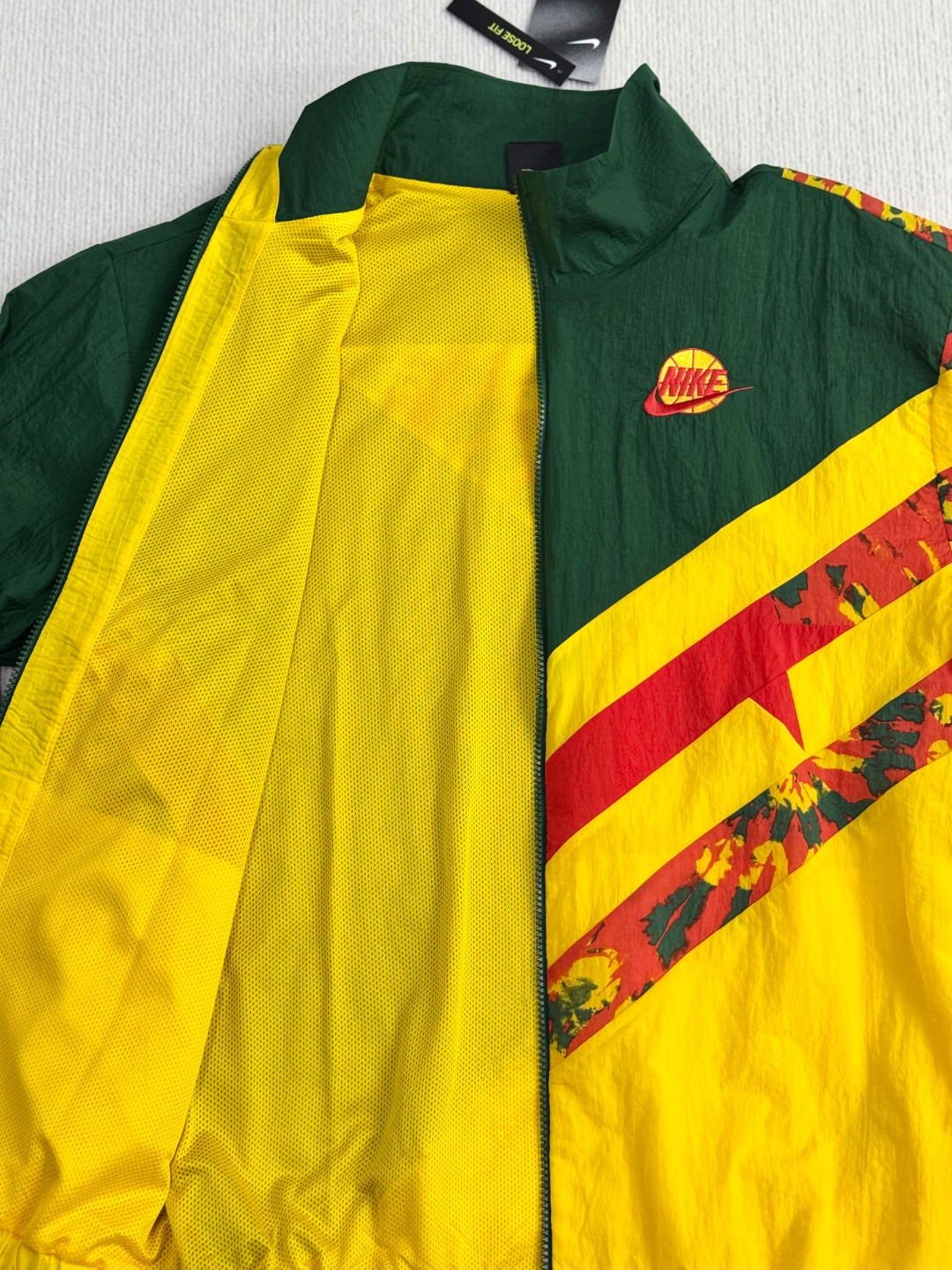 正品保真 nike throwback 运动外套梭织夹克
外层拼接设计，梭织面料 内里有网衬，拼接扎染工艺；宽松版型

尺码smlxlxxl

s肩宽54胸围112衣长69适合120斤以下

m肩宽56胸围116衣长71适合120-140斤左右

l肩宽58胸围120衣长72适合140-160斤左右

xl肩宽60胸围124衣长74适合160-180斤左右

xxl肩宽62胸围128衣长76适合180-200斤左右