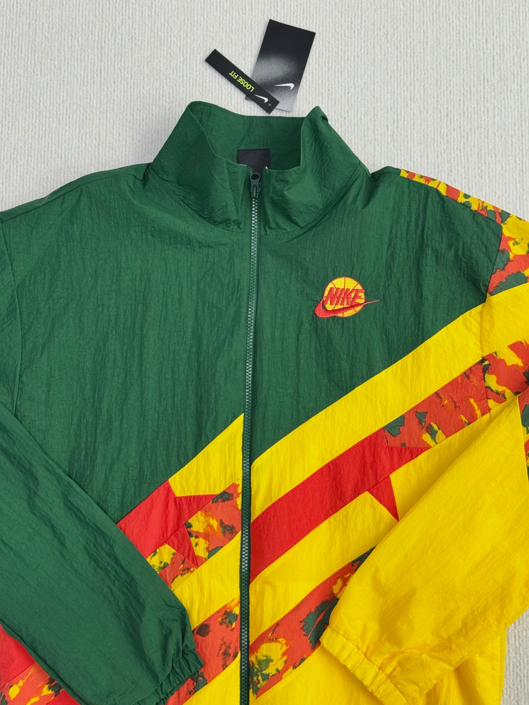 正品保真 nike throwback 运动外套梭织夹克
外层拼接设计，梭织面料 内里有网衬，拼接扎染工艺；宽松版型

尺码smlxlxxl

s肩宽54胸围112衣长69适合120斤以下

m肩宽56胸围116衣长71适合120-140斤左右

l肩宽58胸围120衣长72适合140-160斤左右

xl肩宽60胸围124衣长74适合160-180斤左右

xxl肩宽62胸围128衣长76适合180-200斤左右